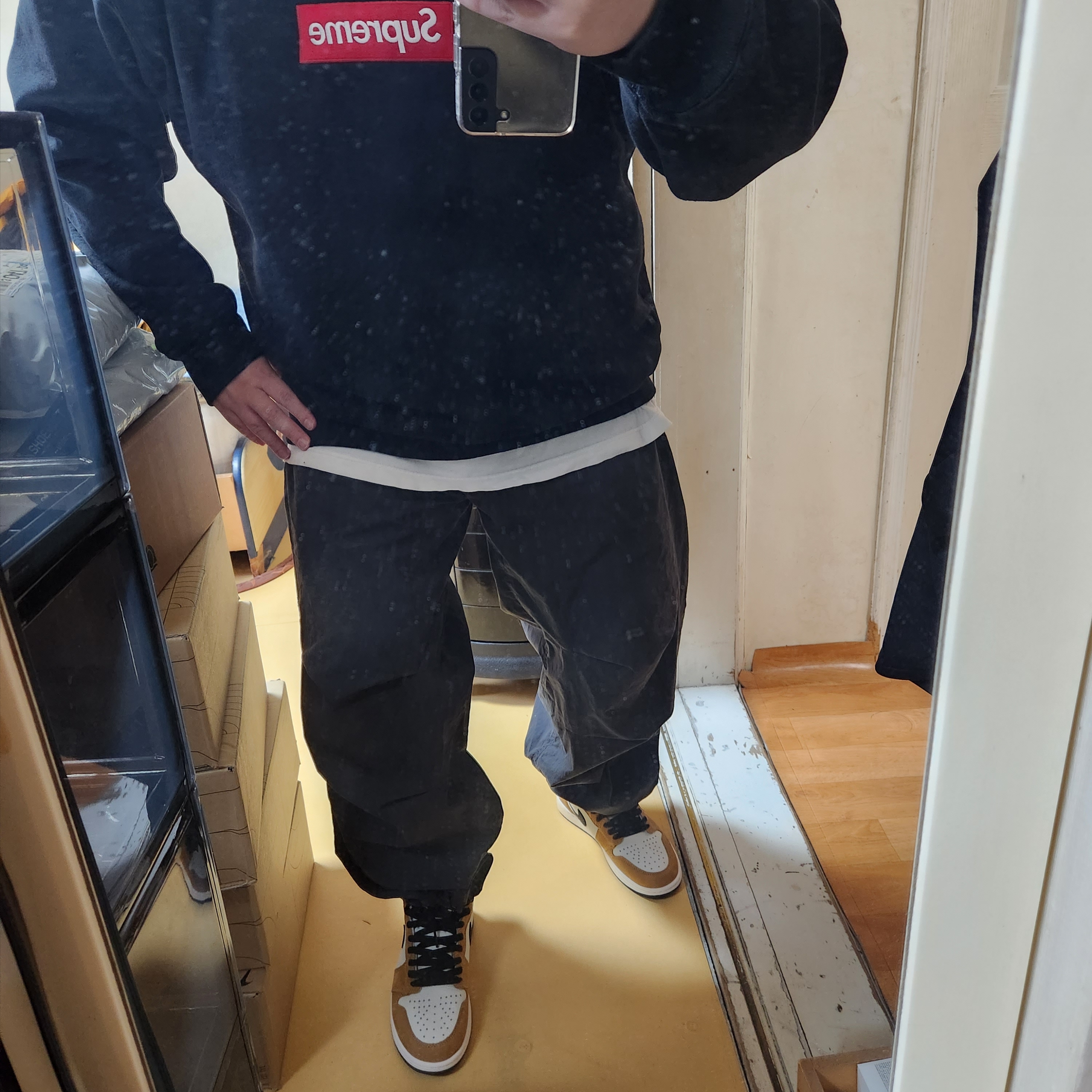 Supreme Box Logo Crewneck Black - 22FW, Jordan 1 Retro High Rookie of the Year 착용 스타일
