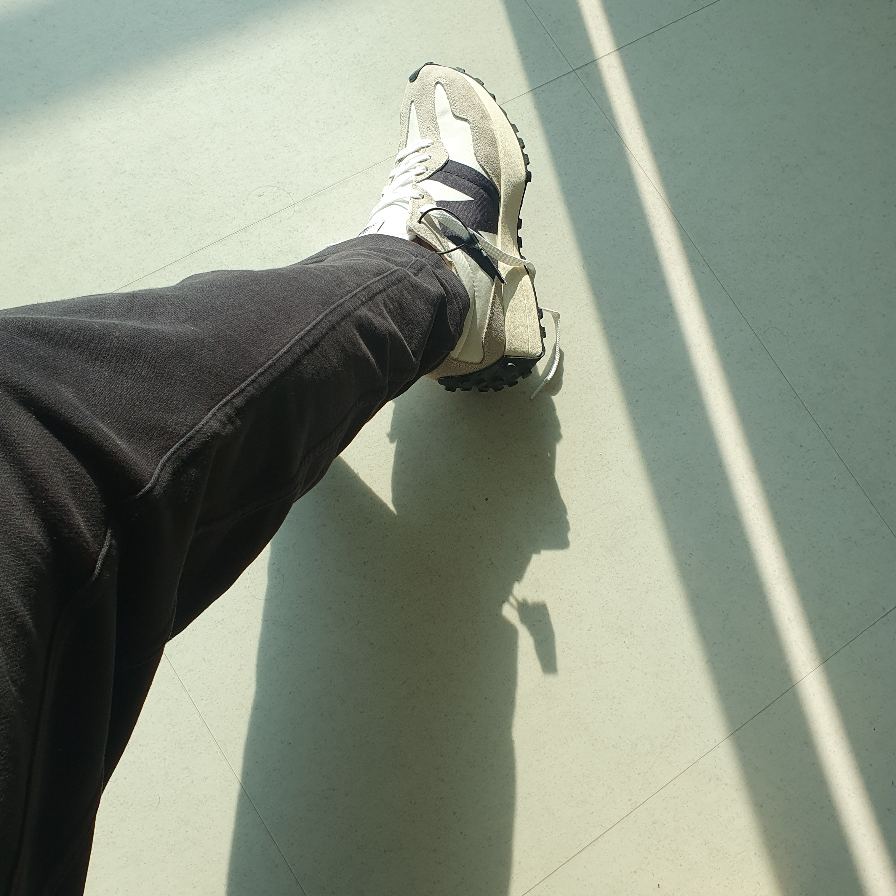 New Balance 327 White Black 착용 스타일