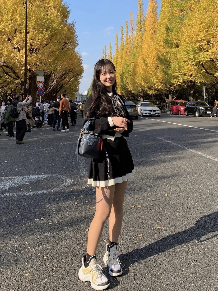 (W) Louis Vuitton LV Archlight Sneakers White, (W) Louis Vuitton Monogram Confidential Bandeau Black 착용 스타일