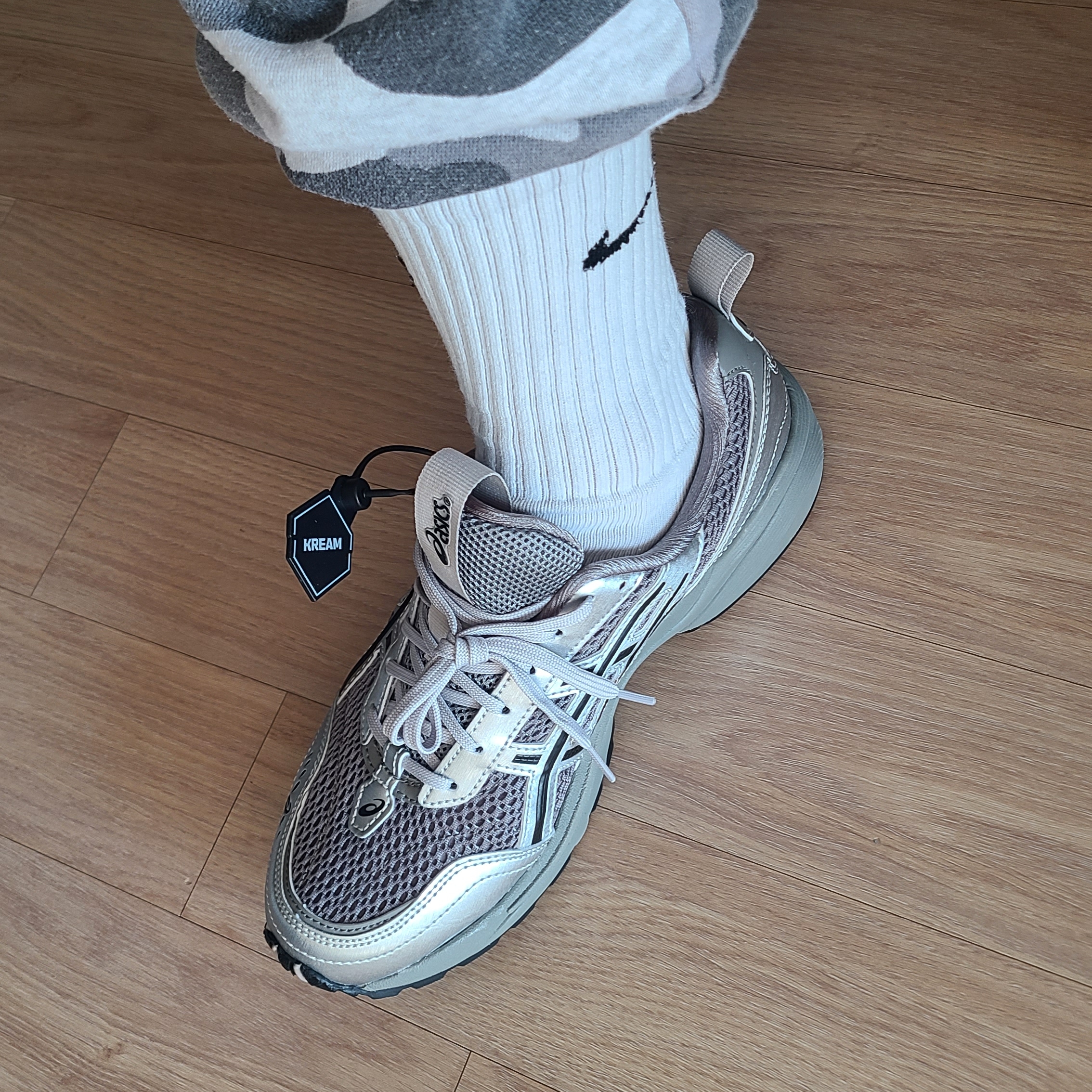 Asics x Freja Wewer Gel-1090 V2 Clay Grey Pure Silver 착용 스타일
