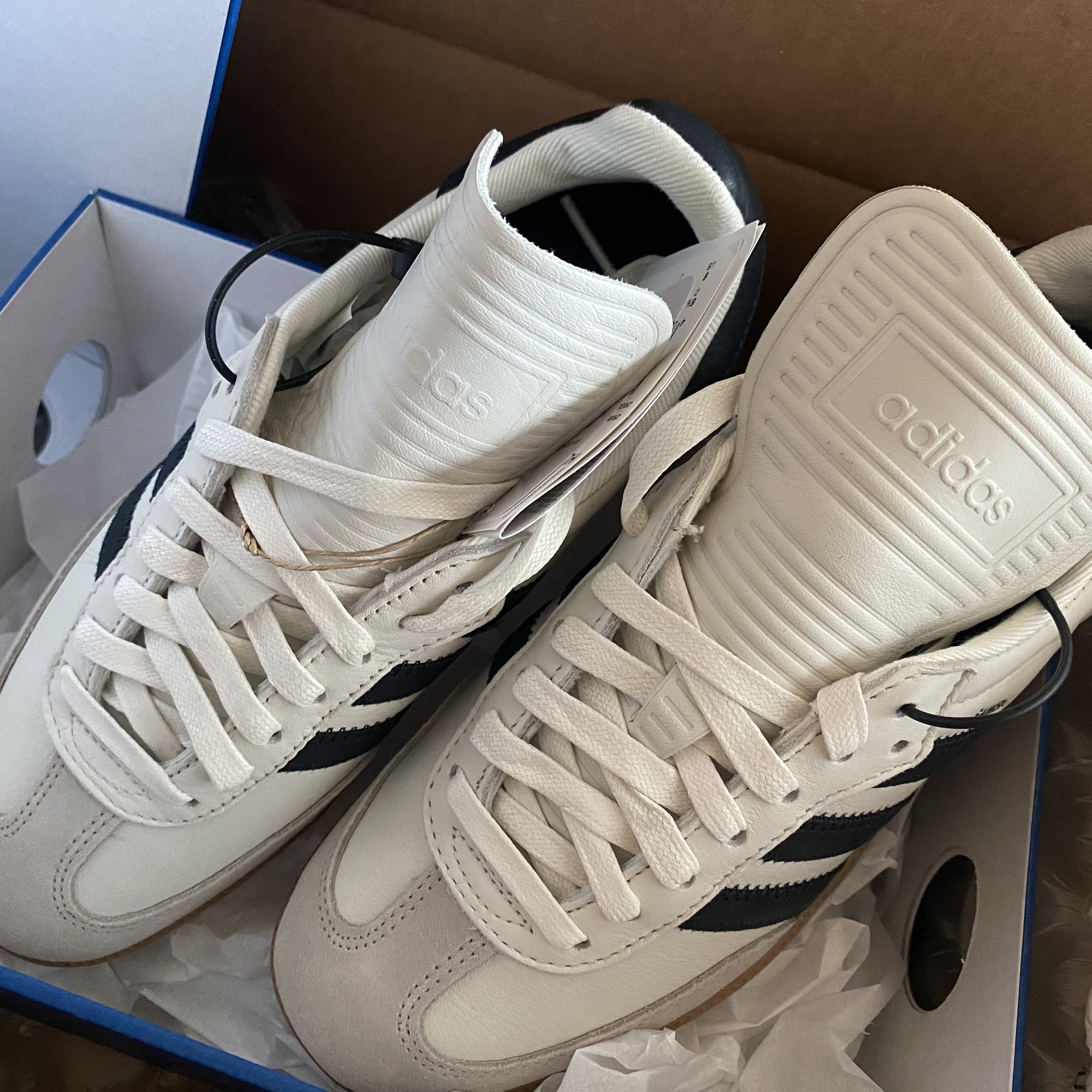 Adidas x Pharrell Williams Humanrace Samba Cloud White Night Grey 착용 스타일 - 2