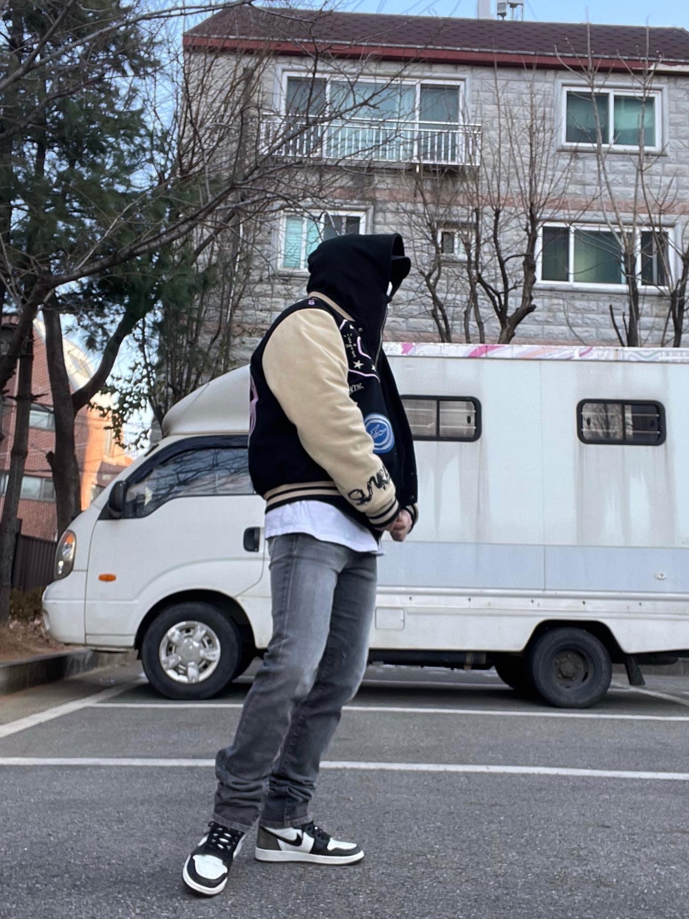 Undermycar Legion.03 Slim Fit Blue Stitch Washed Jeans Washed Gray, Jordan 1 Retro High OG Black Mocha 착용 스타일 - 5