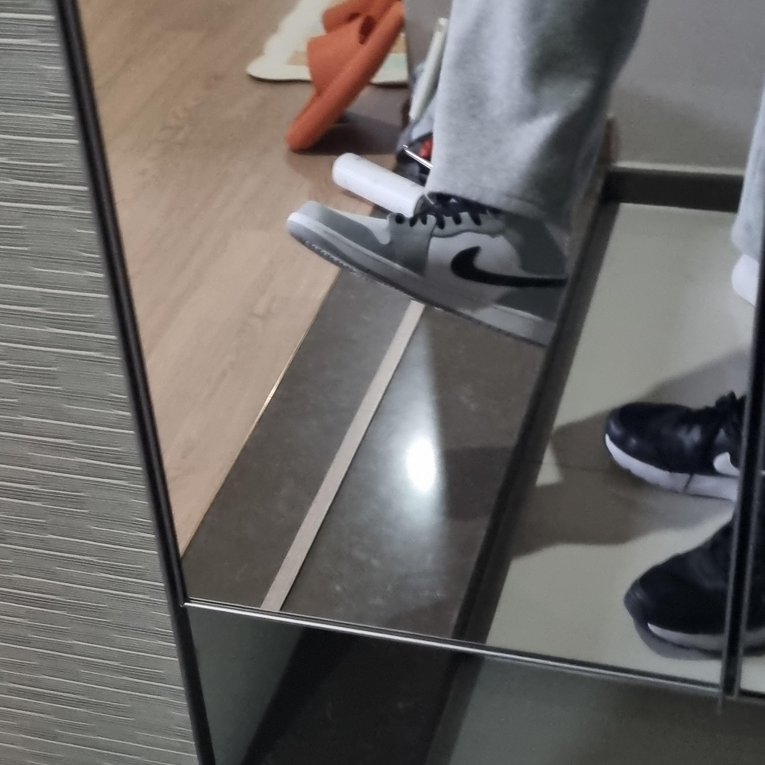 Jordan 1 Mid Light Smoke Grey 착용 스타일 - 4