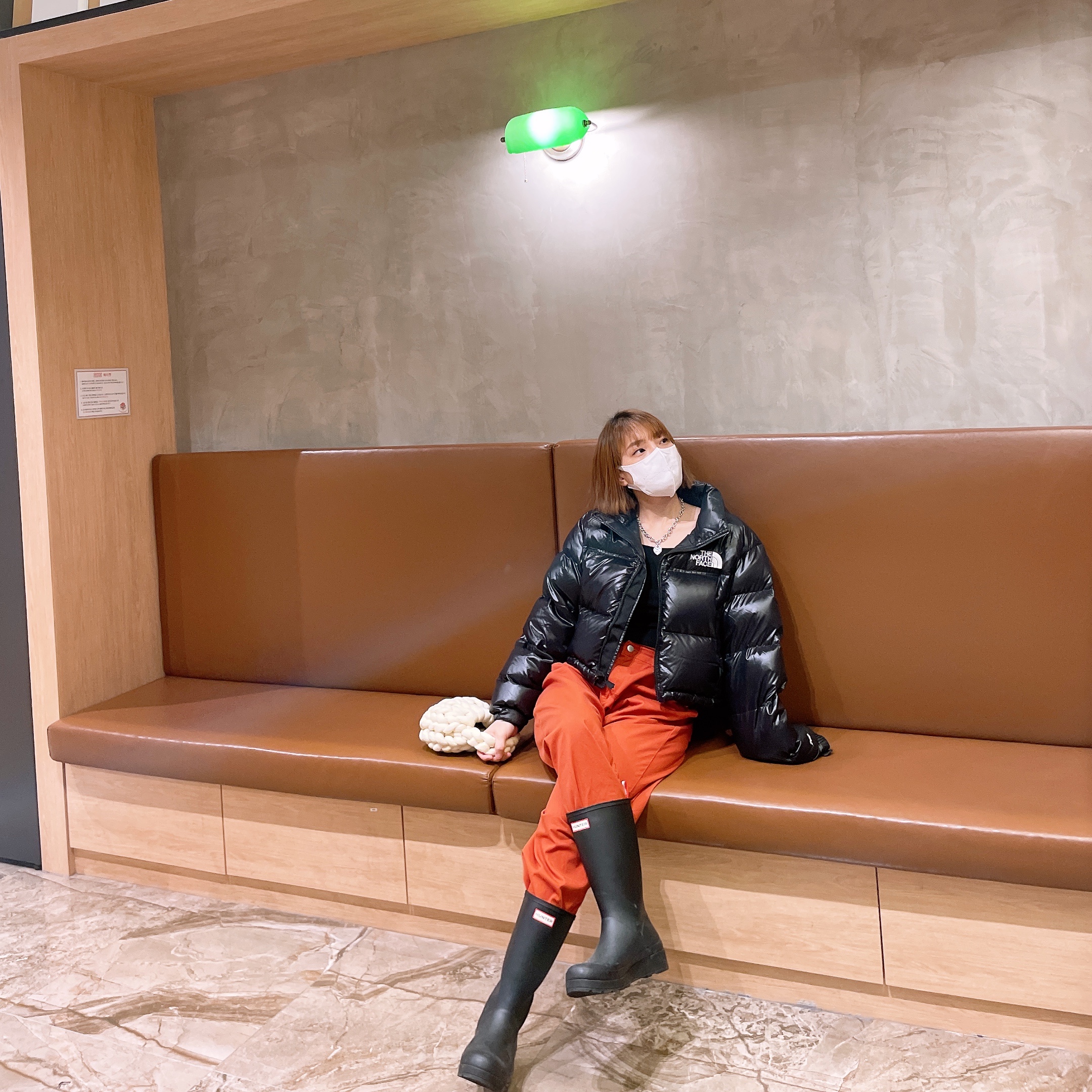 (W) The North Face Nuptse Short Jacket TNF Black, (W) Hunter Play Tall Wellington Rain Boots Black 착용 스타일 - 1