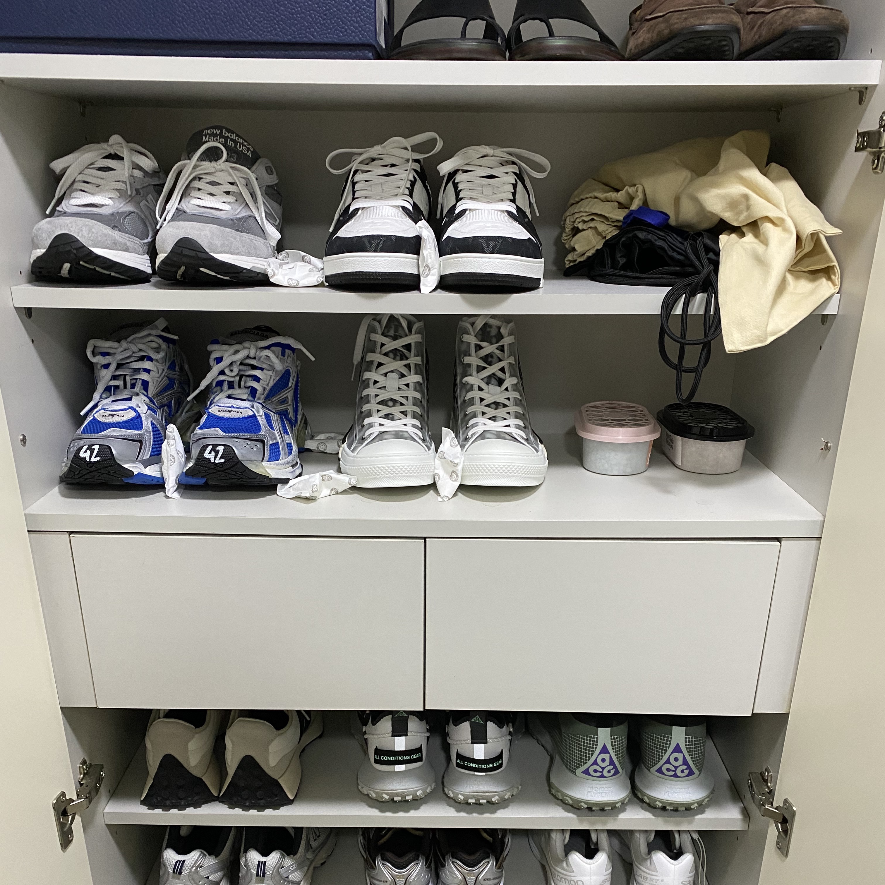 Louis Vuitton LV Trainer Sneakers Monogram Denim Black, Dior B23 High Dior Oblique White & Black 착용 스타일 - 1