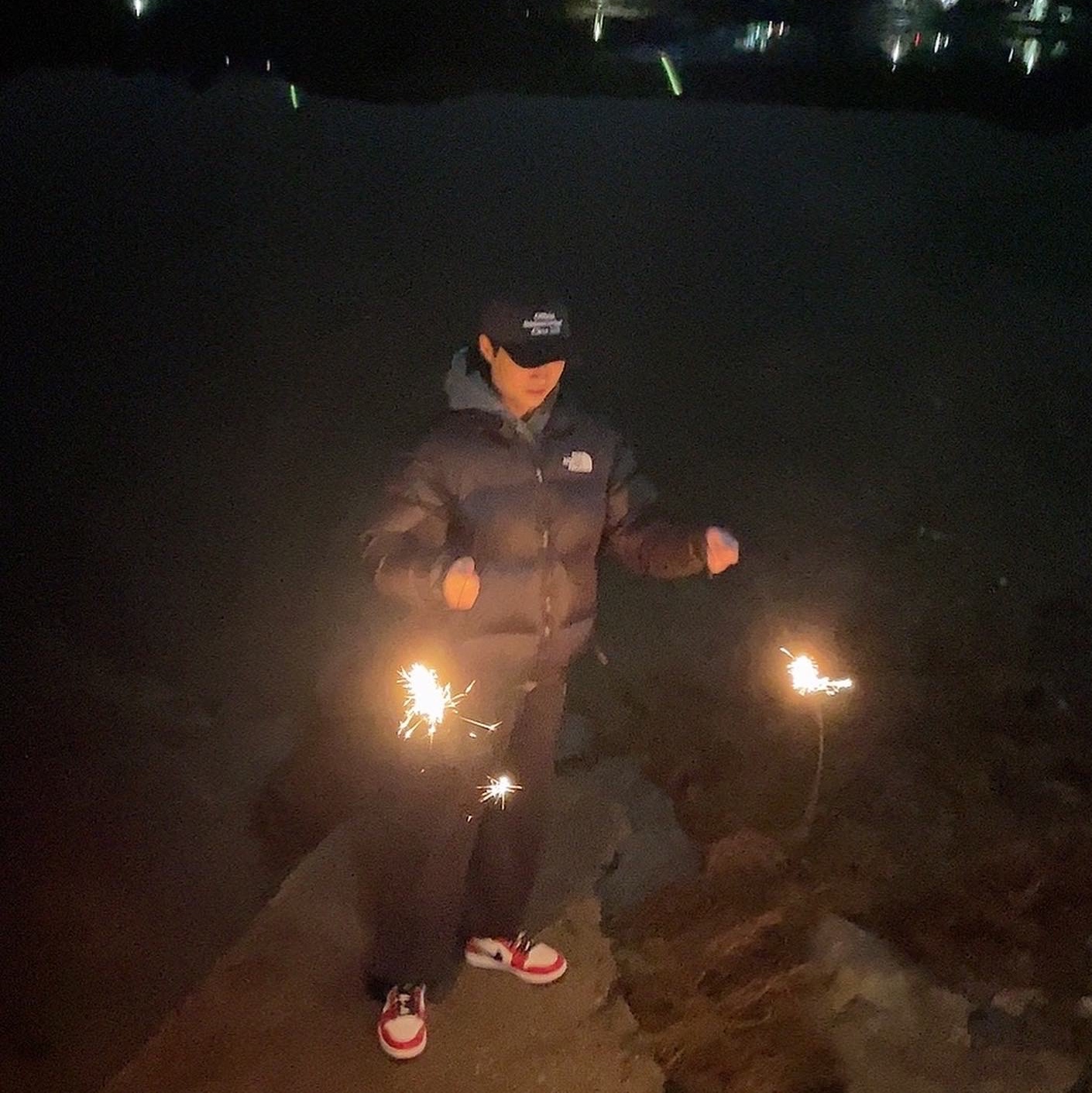 The North Face 1996 Eco Nuptse Jacket Black, Jordan 1 Retro High OG Chicago 2022 착용 스타일 - 3