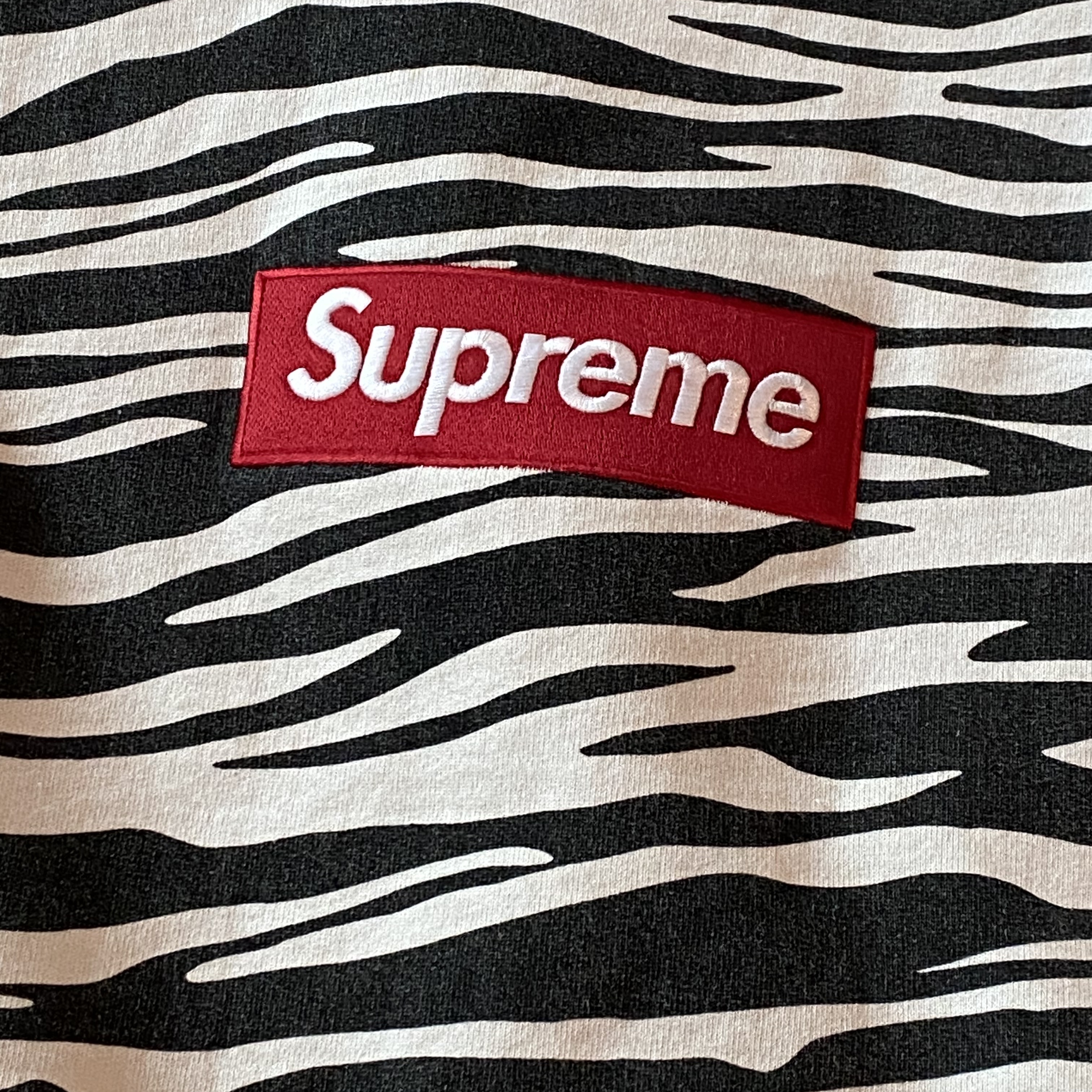 Supreme Box Logo Crewneck Zebra - 22FW 착용 스타일