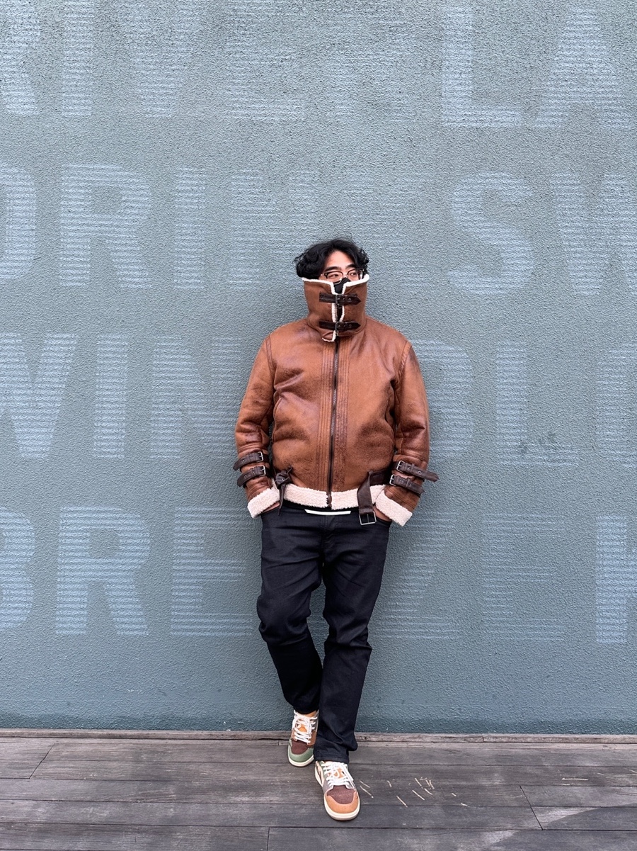 Jordan 1 x Zion Williamson Retro Low OG Flax and Oil Green, Stussy Photo Jacquard Vest Black 착용 스타일 - 2