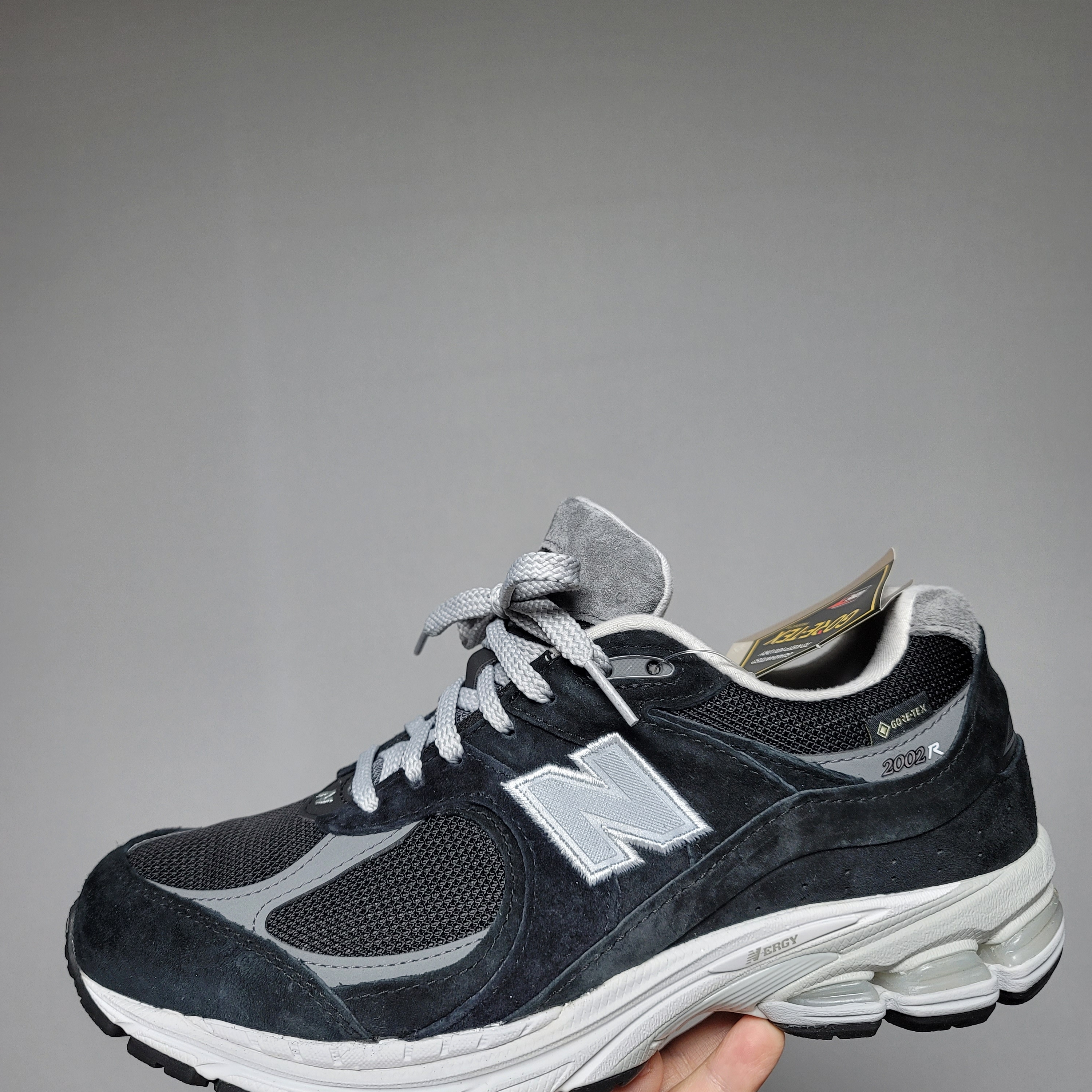 New Balance 2002R Gore-Tex Black Silver Metalic 착용 스타일 - 2