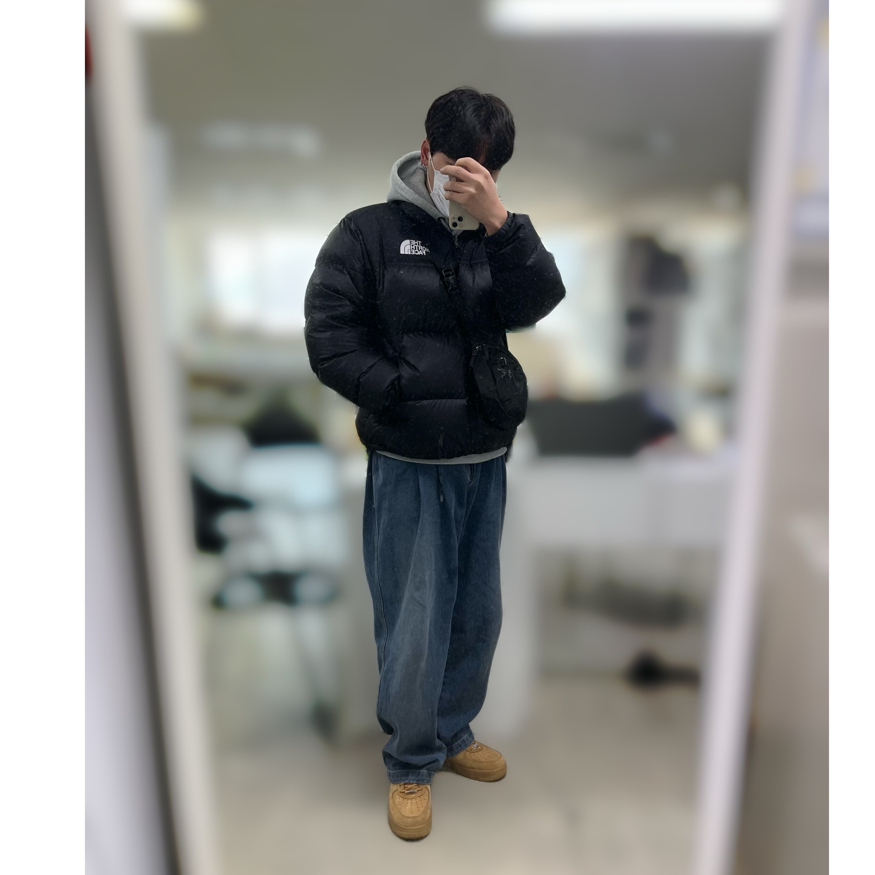 Arc'teryx Mantis 2 Waistpack Black, The North Face 1996 Eco Nuptse Jacket Black 착용 스타일