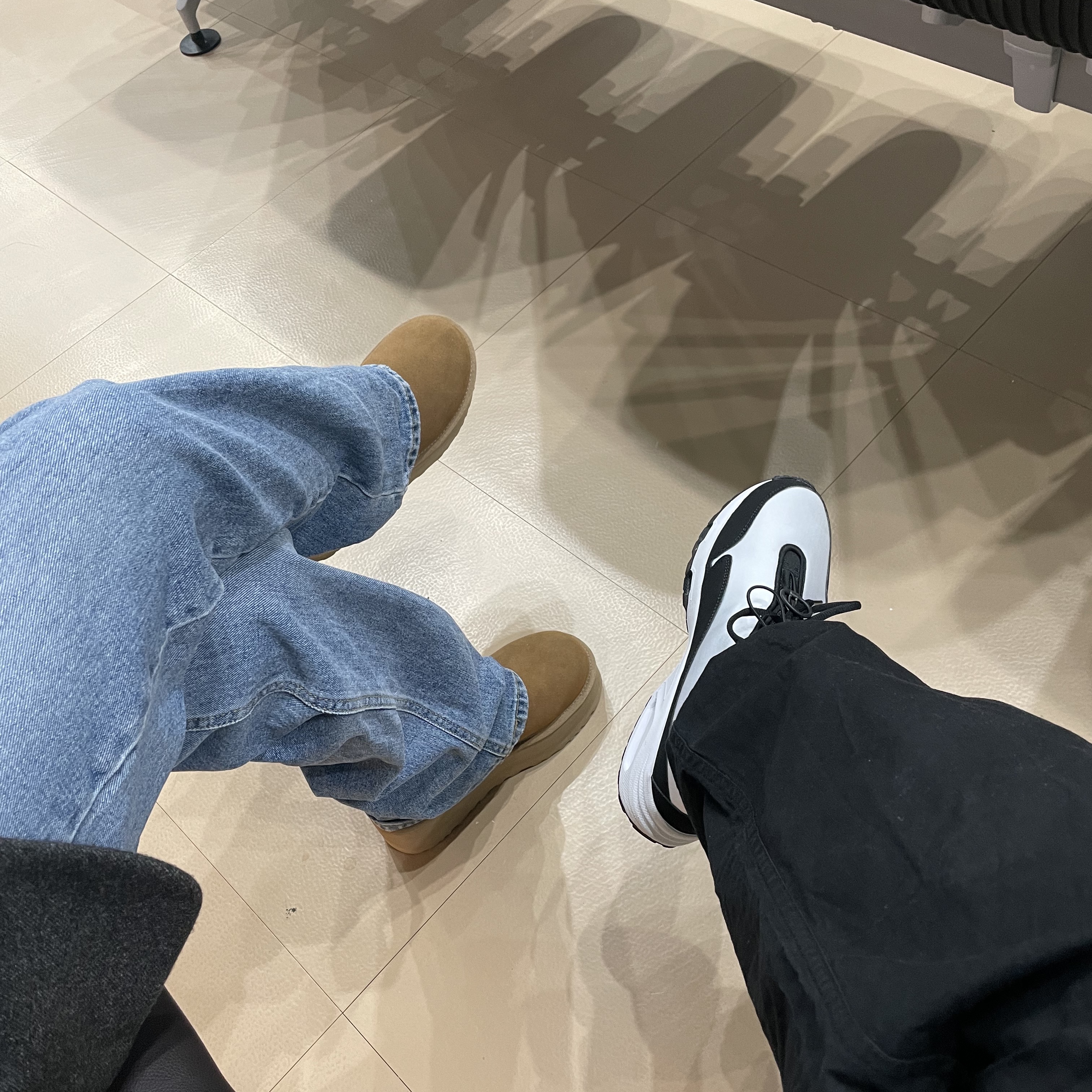 Nike x Comme des Garcons Homme Plus Air Max Sunder SP White Black, (W) UGG Classic Mini Platform Boots Chestnut 착용 스타일 - 2