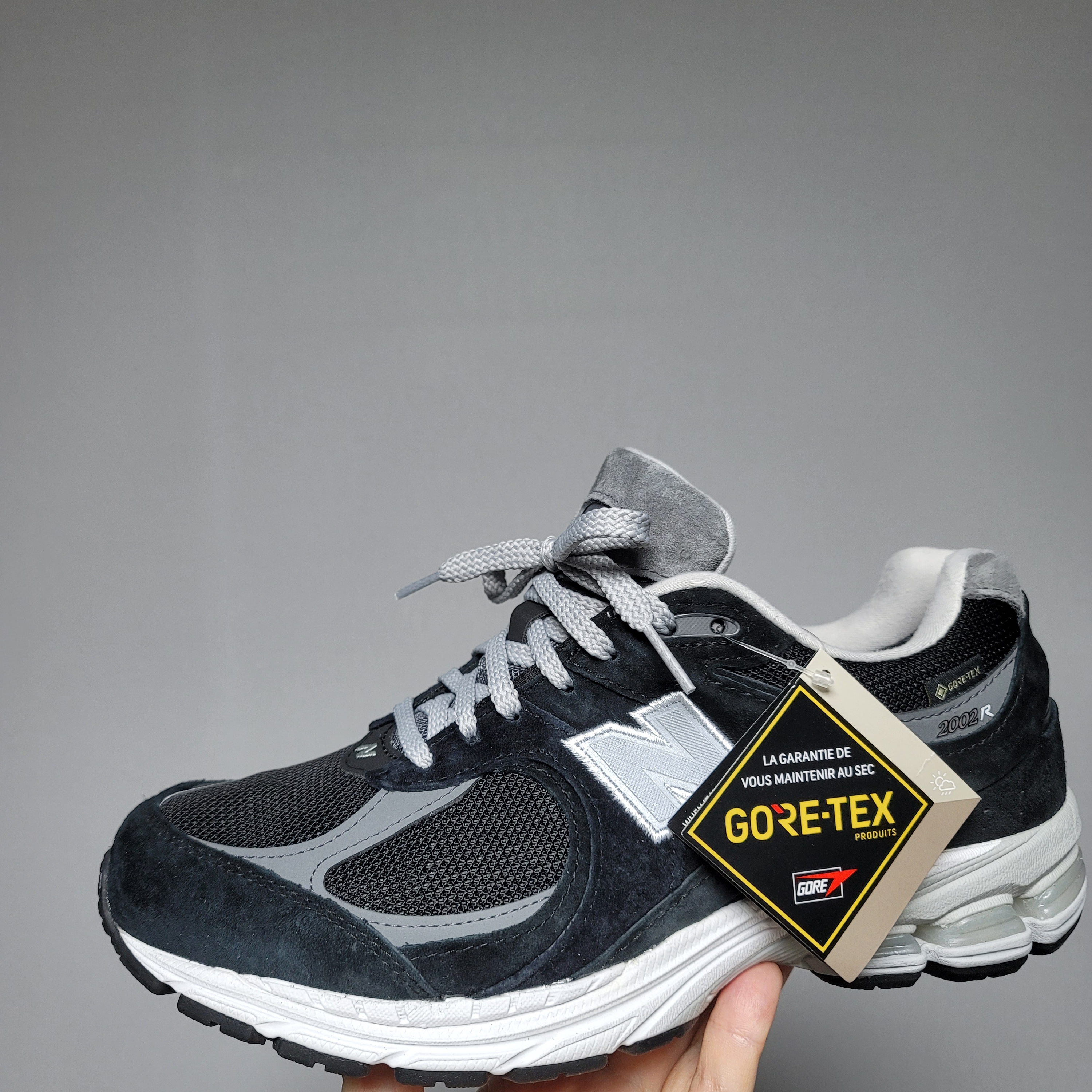 New Balance 2002R Gore-Tex Black Silver Metalic 착용 스타일 - 1
