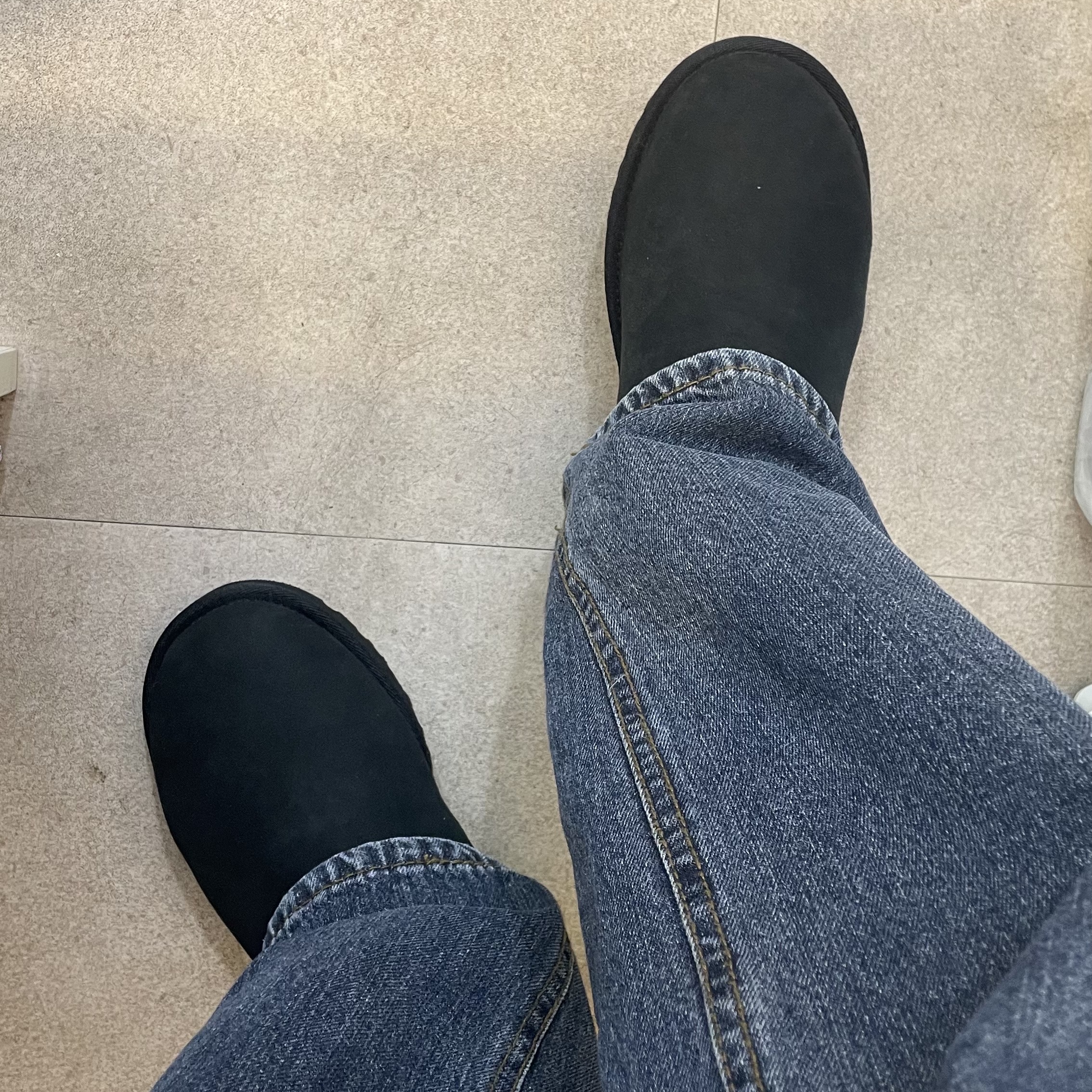 (W) UGG Classic Mini II Boots Black 착용 스타일 - 1