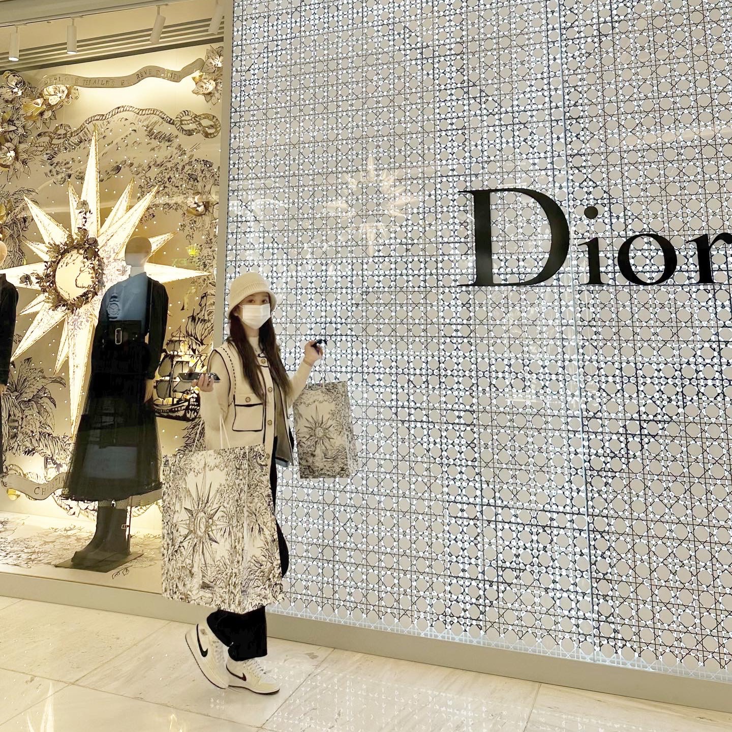 Dior Bobby East-West Bag Blue Gold Oblique Jacquard, (W) Jordan 1 Mid Coconut Milk 착용 스타일 - 2