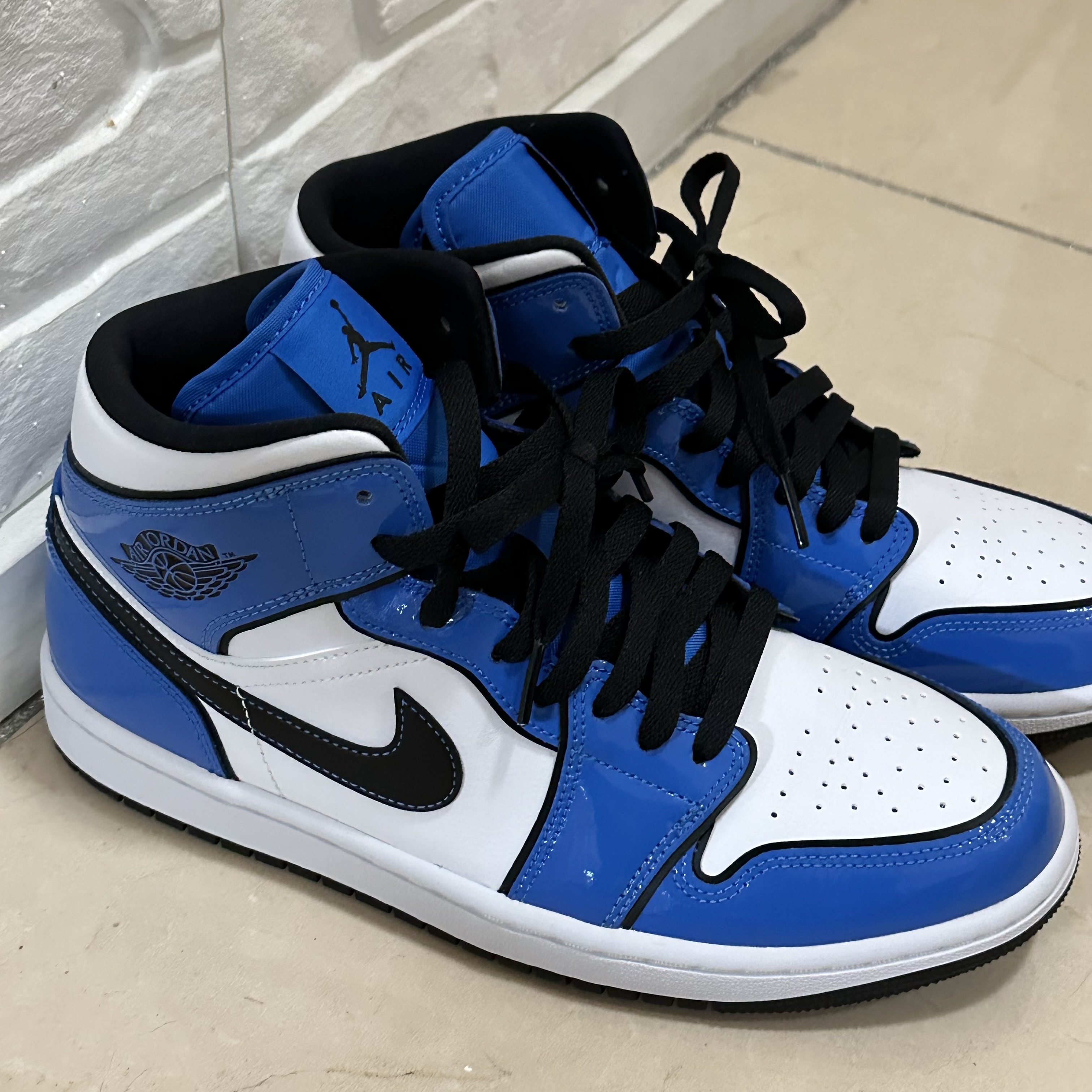 Jordan 1 Mid SE Signal Blue 착용 스타일
