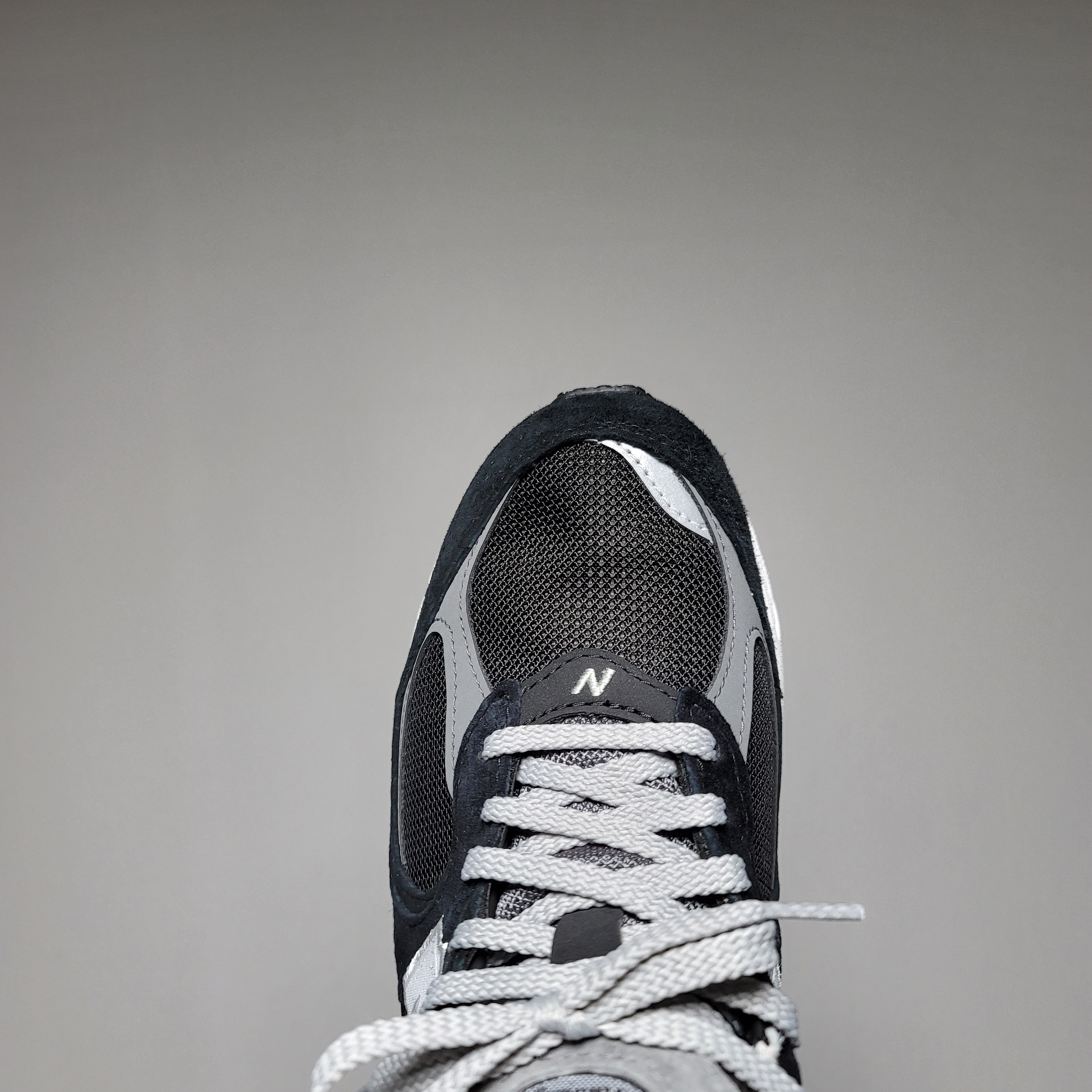 New Balance 2002R Gore-Tex Black Silver Metalic 착용 스타일 - 4