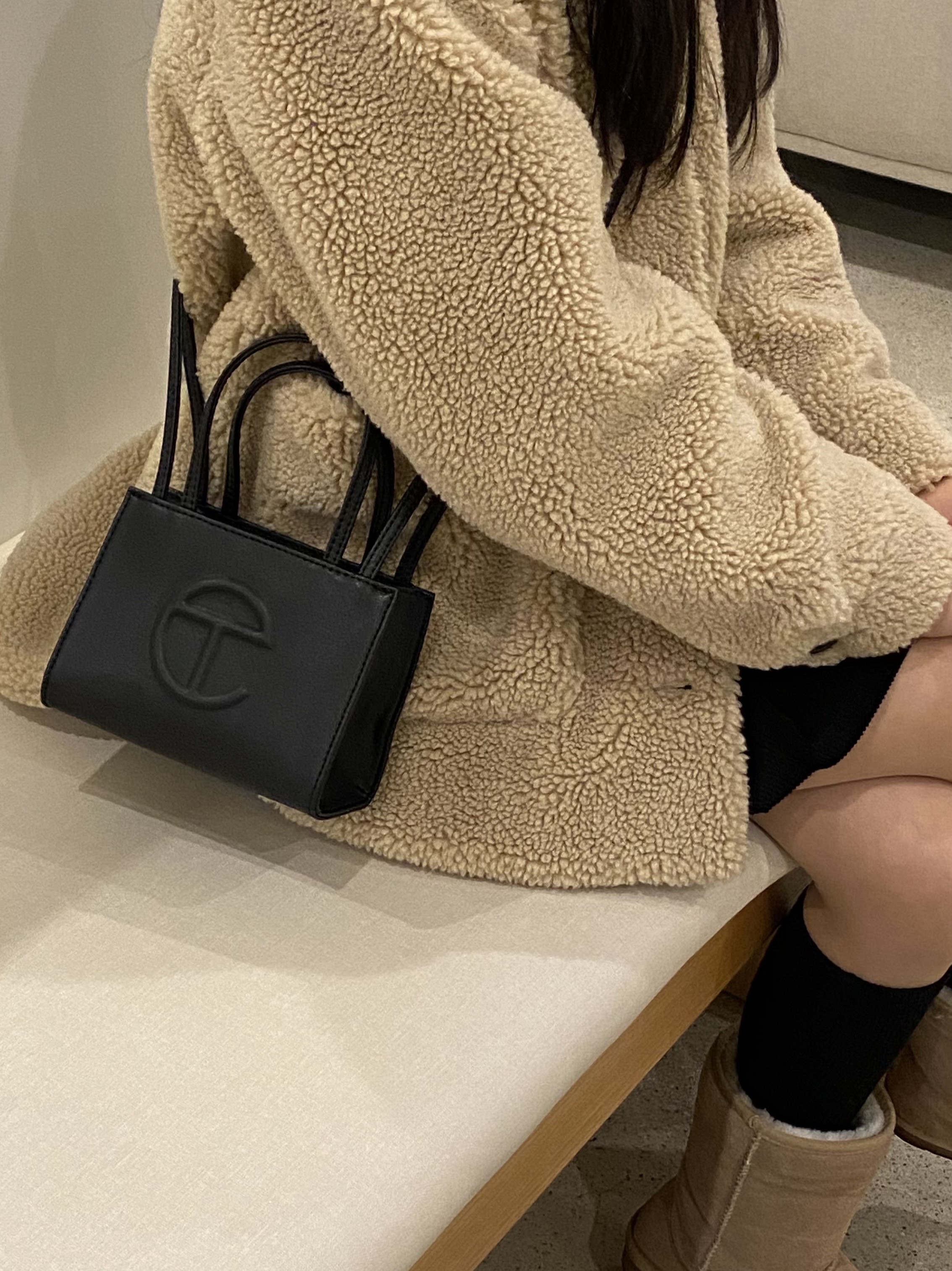 Telfar Small Shopping Bag Black 착용 스타일 - 3