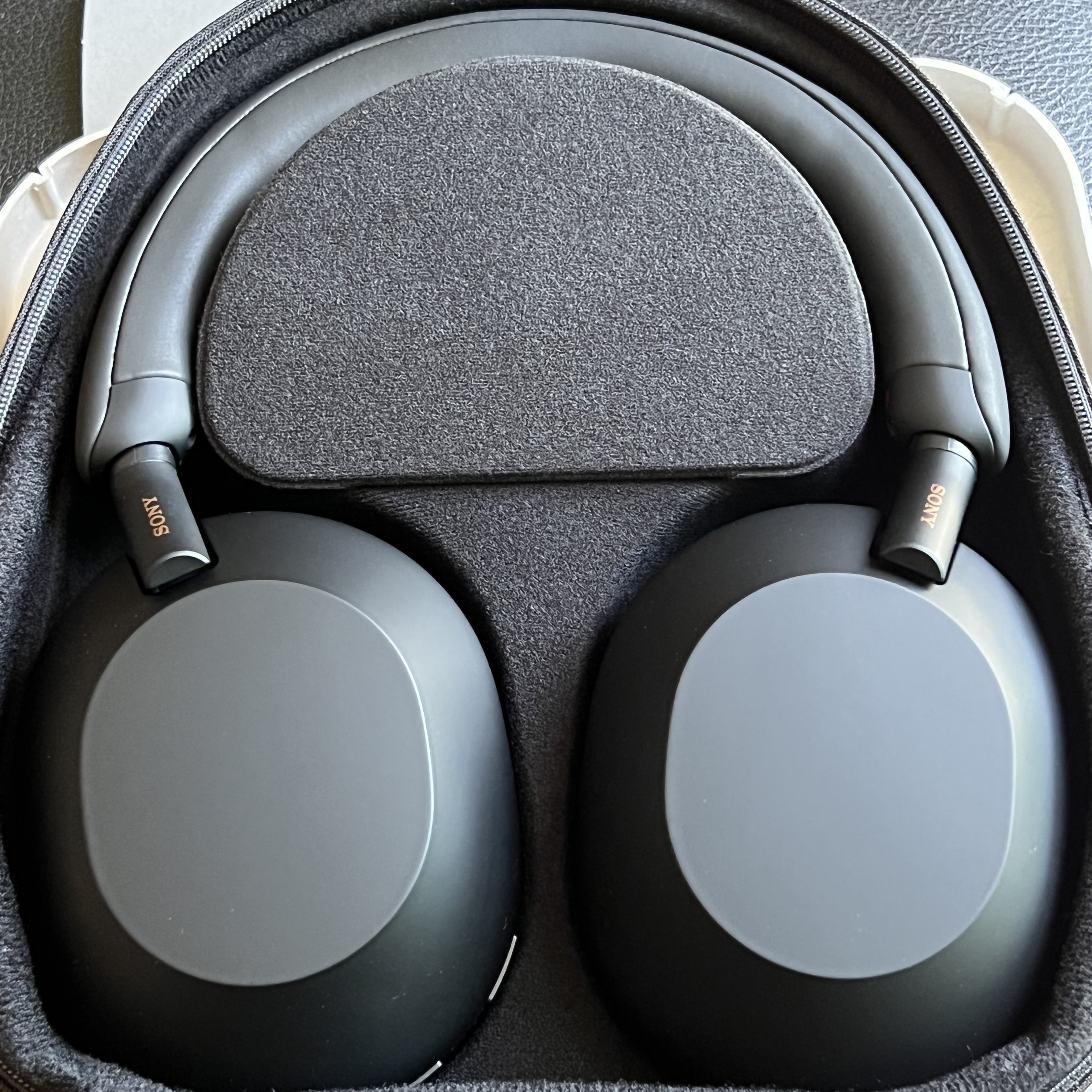 BOSE QC45 Triple Black (Korean Ver.), Sony WH-1000XM5 Black (Korean Ver.) 착용 스타일 - 4