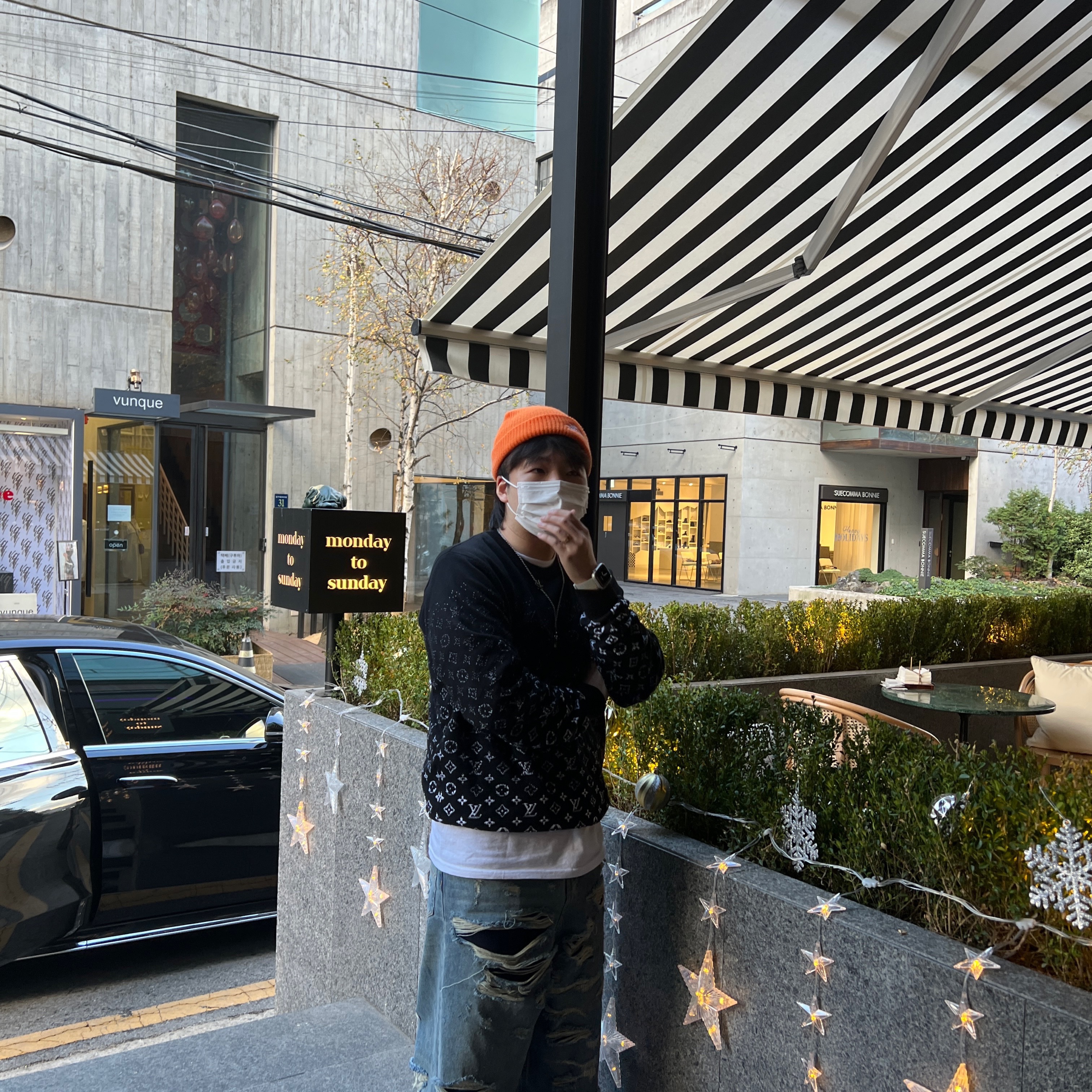 Stussy Basic Cuff Beanie Orange, Louis Vuitton LVSE Monogram Degrade Crewneck Black White 착용 스타일 - 1
