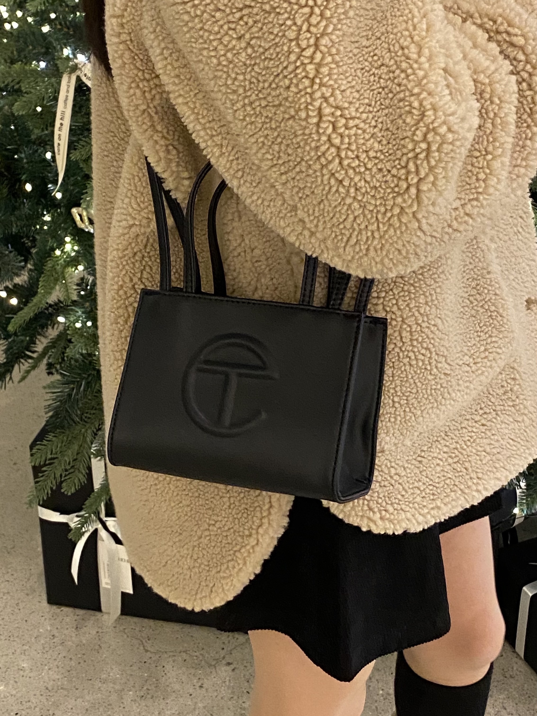 Telfar Small Shopping Bag Black 착용 스타일 - 2