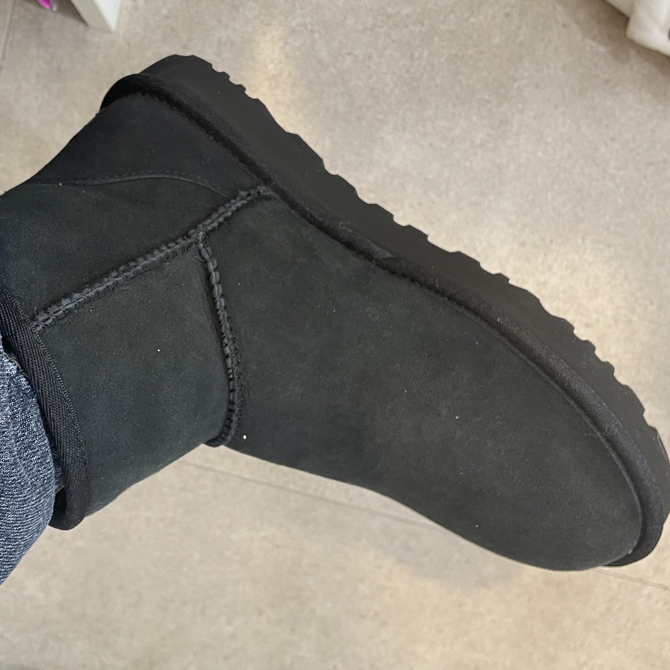 (W) UGG Classic Mini II Boots Black 착용 스타일 - 2