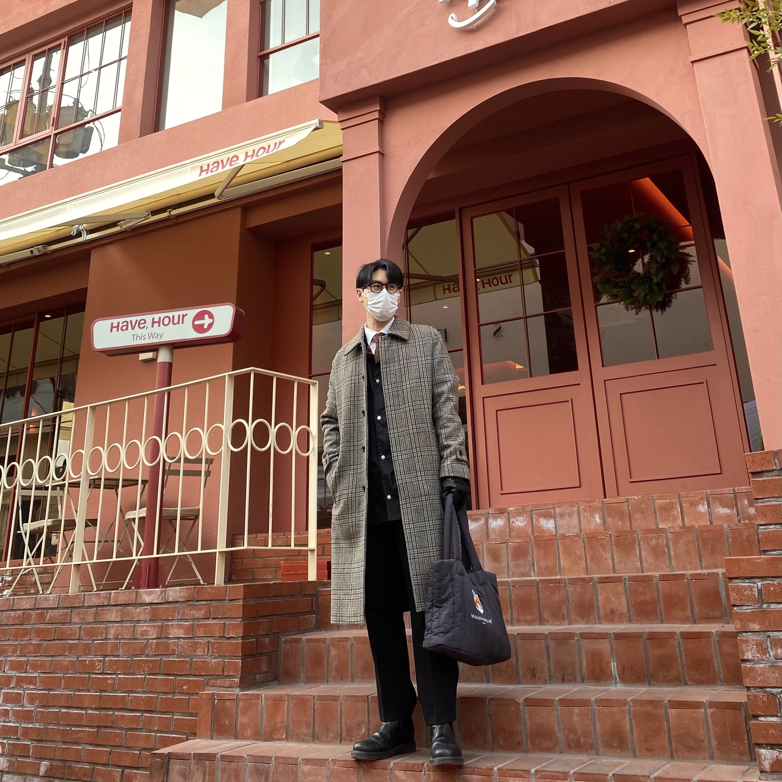 Maison Kitsune x Laneige Padded Bag Navy 착용 스타일