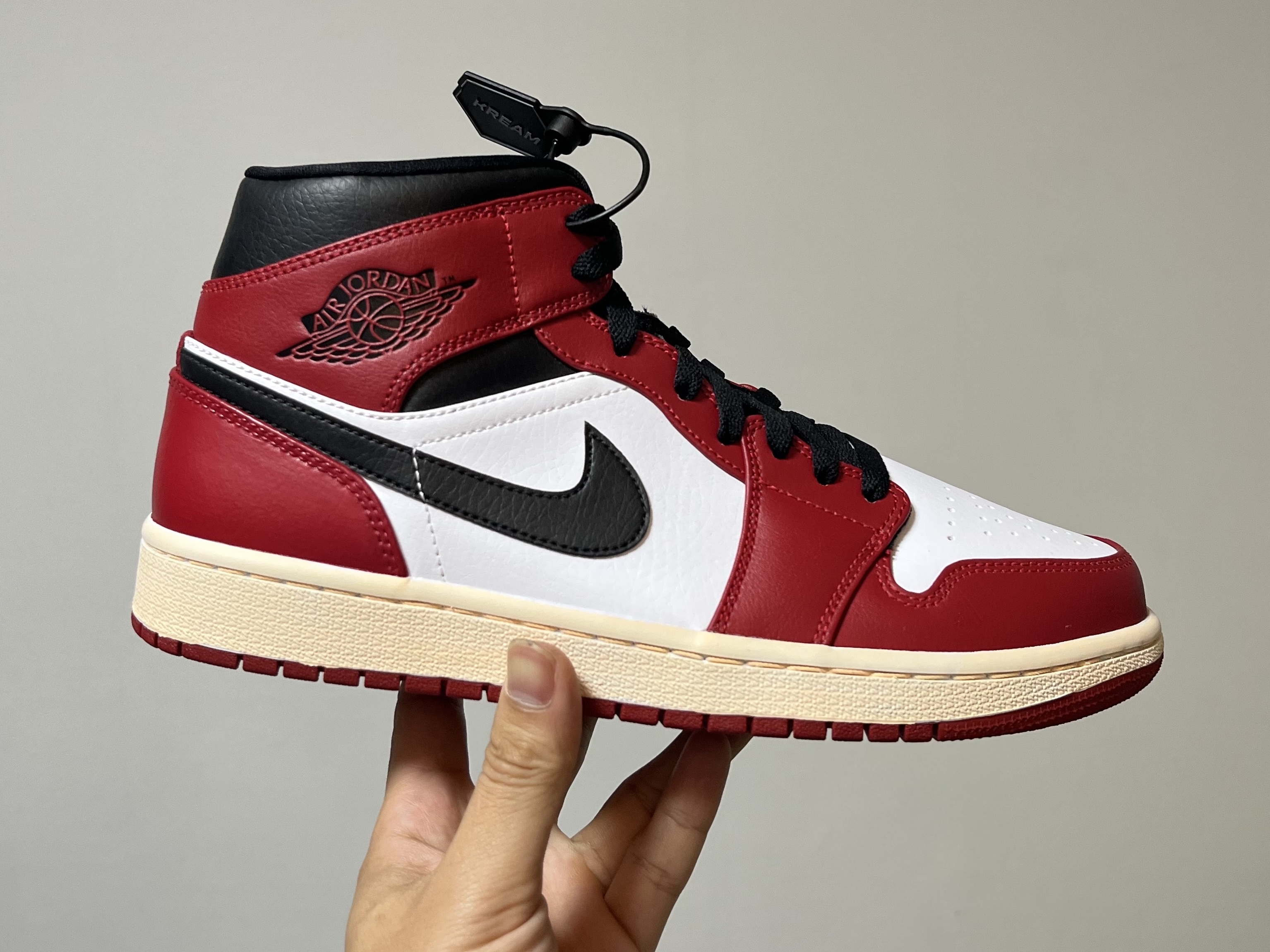 Jordan 1 Mid Chicago 2020 착용 스타일 - 1