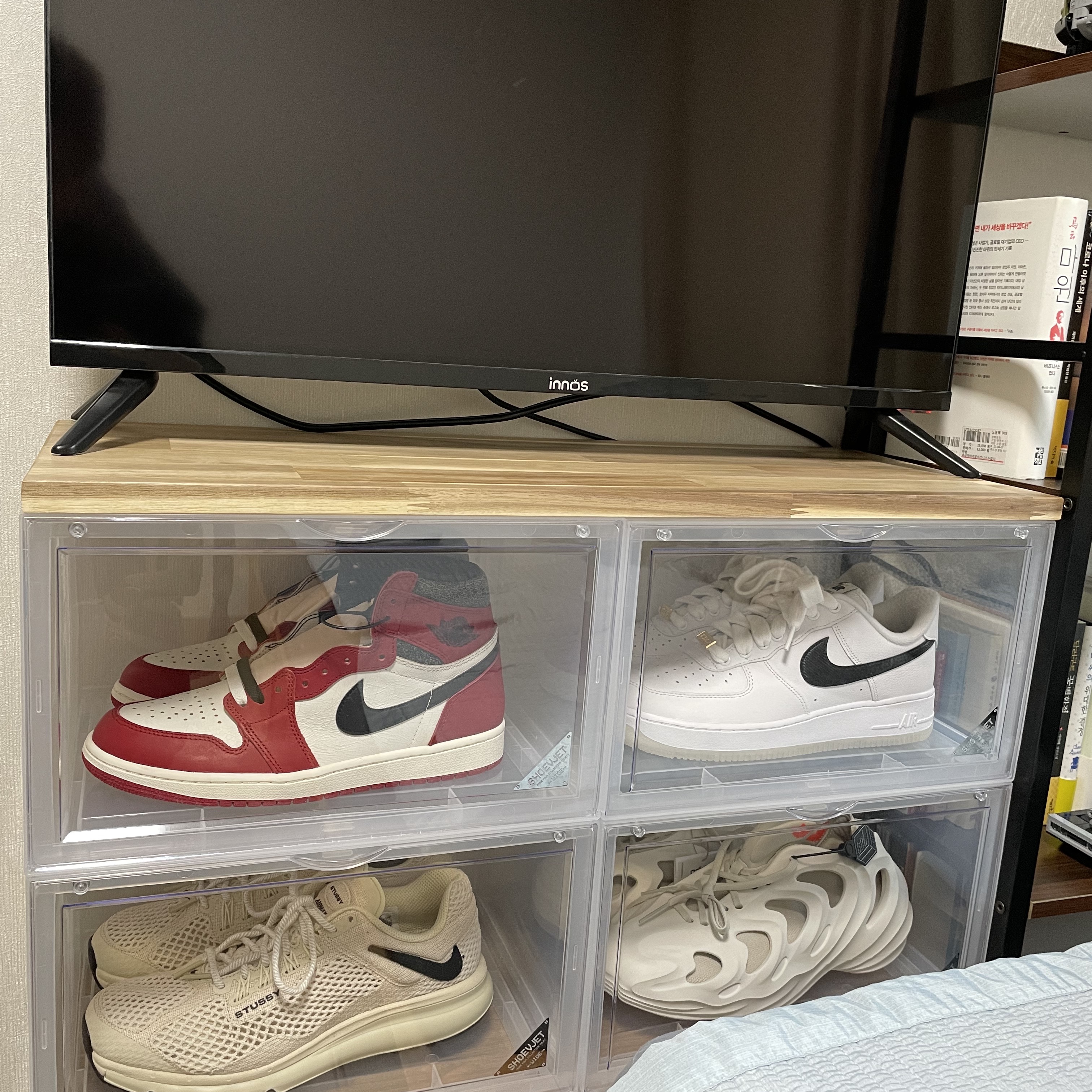 Jordan 1 Retro High OG Chicago 2022, Nike x Stussy Air Max 2013 Fossil 착용 스타일