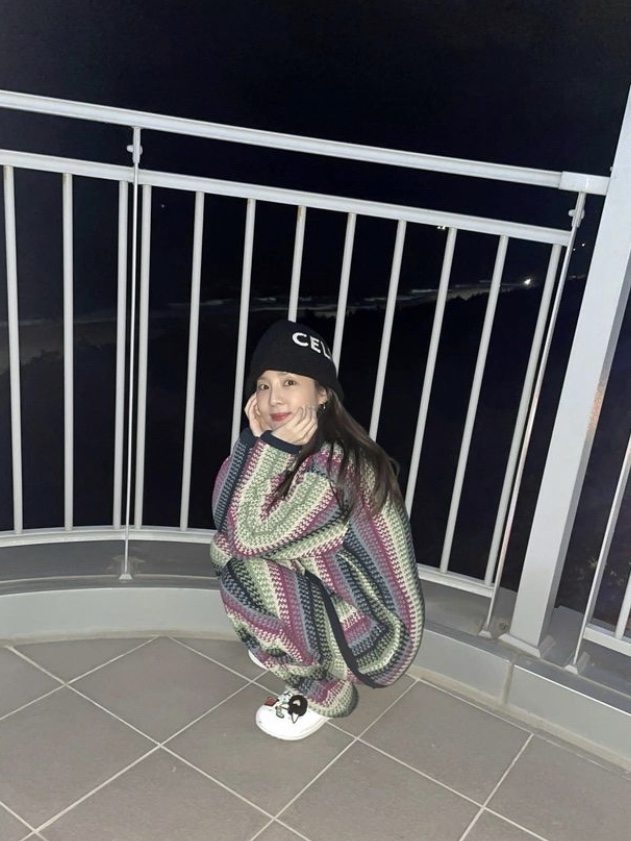 (W) Celine Cloche Bucket Hat in Seamless Cashmere Black 착용 스타일