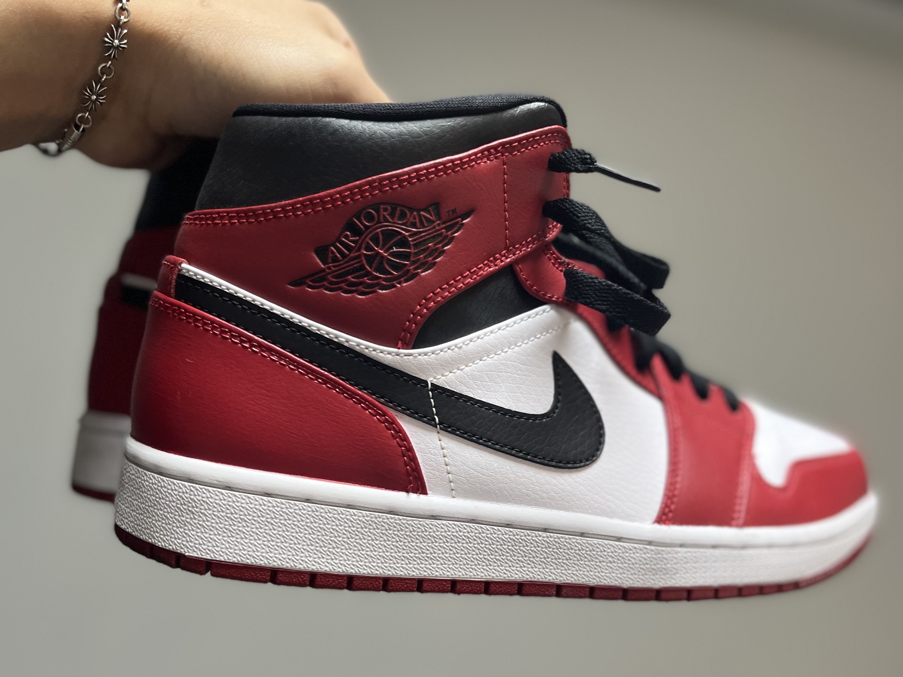 Jordan 1 Mid Chicago 2020 착용 스타일 - 3