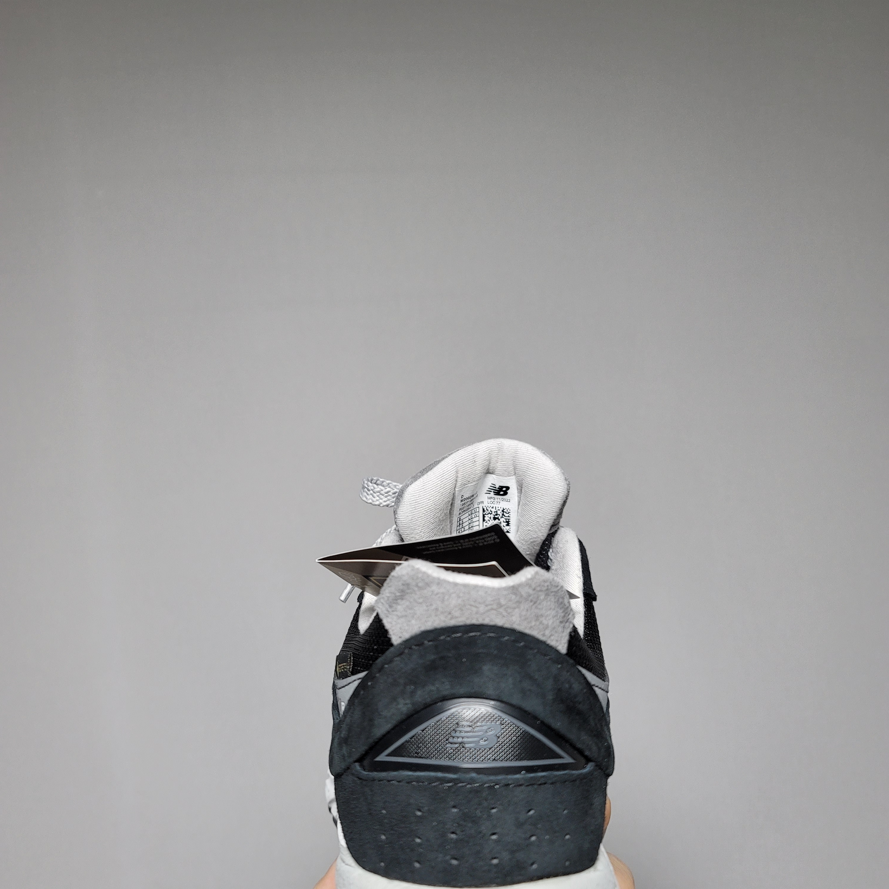 New Balance 2002R Gore-Tex Black Silver Metalic 착용 스타일 - 3