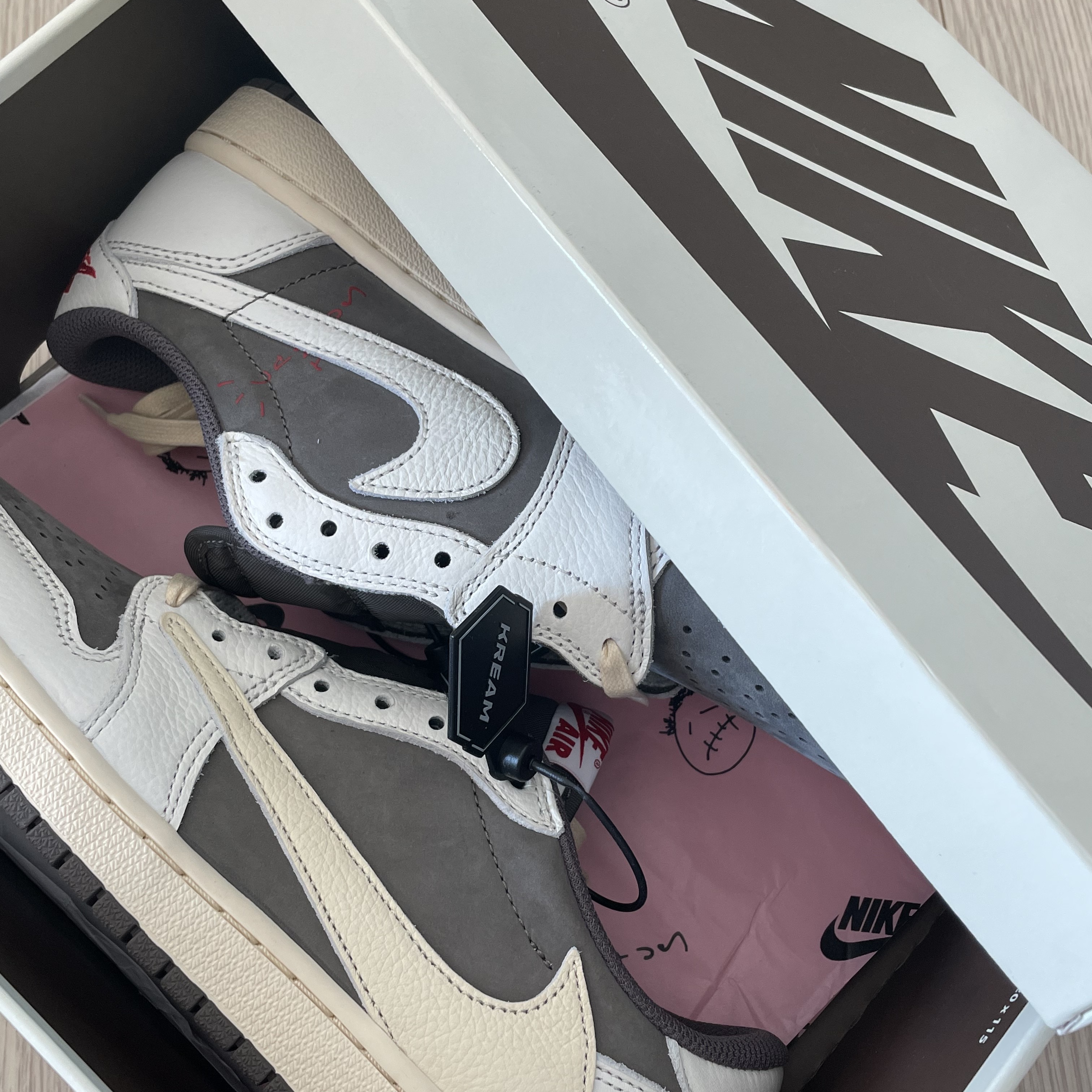 Jordan 1 x Travis Scott Retro Low OG SP Sail and Ridgerock 착용 스타일