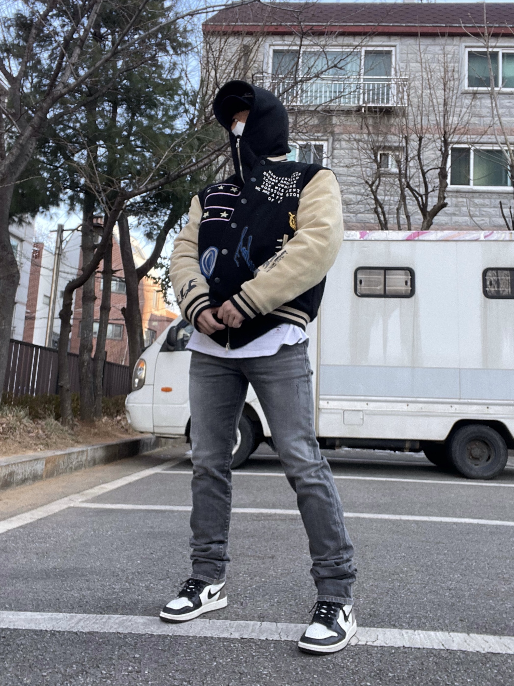 Undermycar Legion.03 Slim Fit Blue Stitch Washed Jeans Washed Gray, Jordan 1 Retro High OG Black Mocha 착용 스타일 - 1