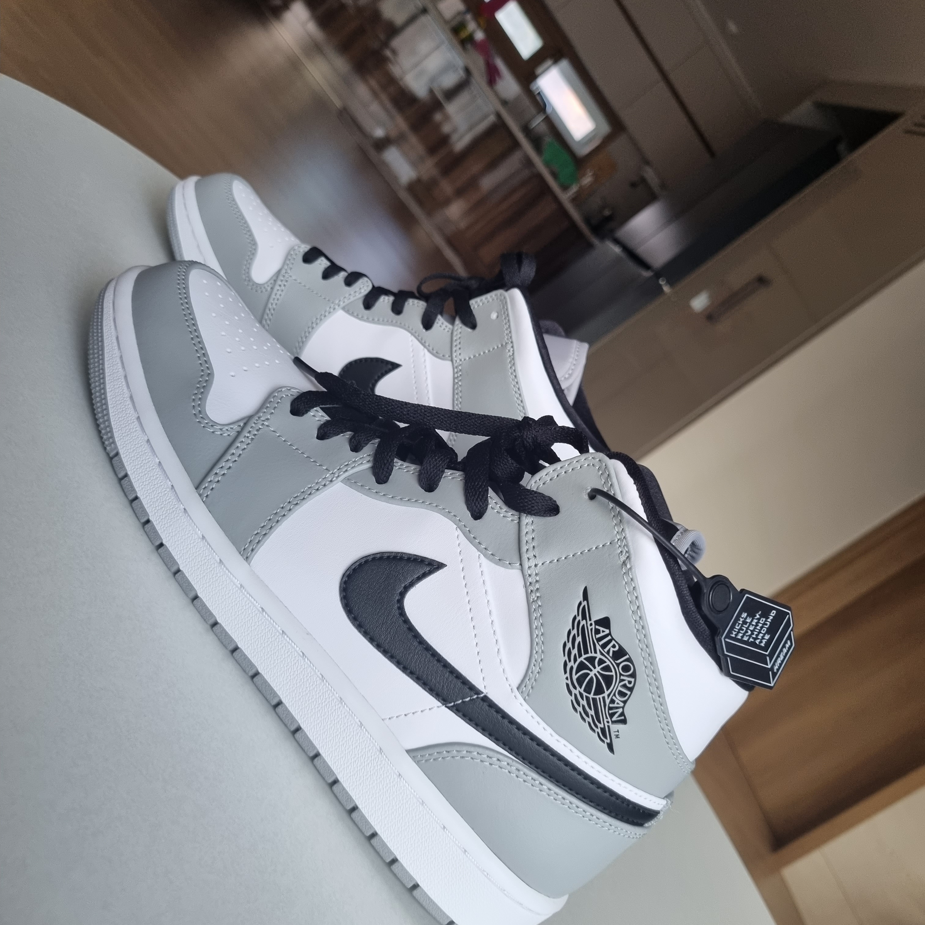 Jordan 1 Mid Light Smoke Grey 착용 스타일 - 5