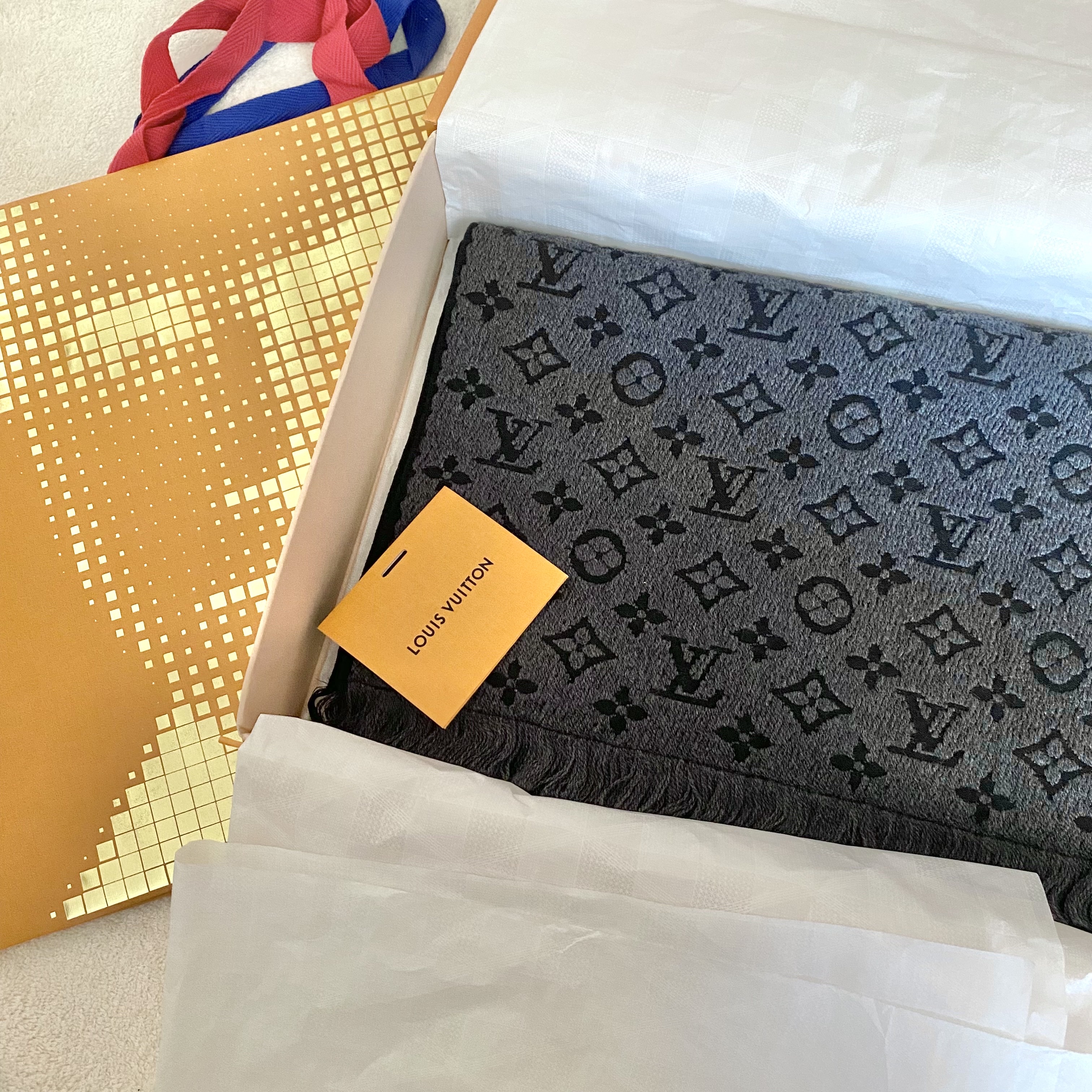 Louis Vuitton Monogram Classic Muffler Charcoal Grey 착용 스타일