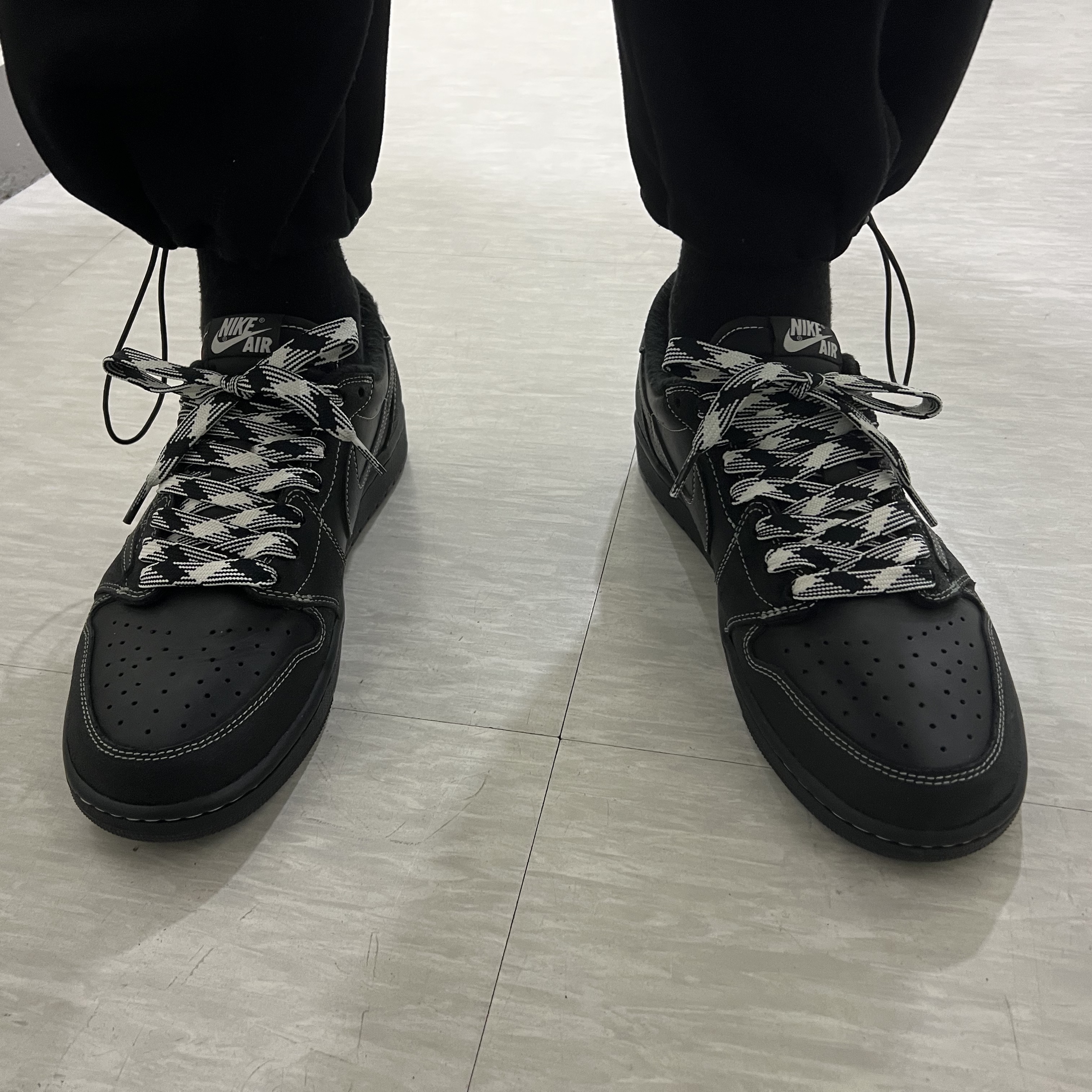 Jordan 1 x Travis Scott Retro Low OG SP Black Phantom 착용 스타일