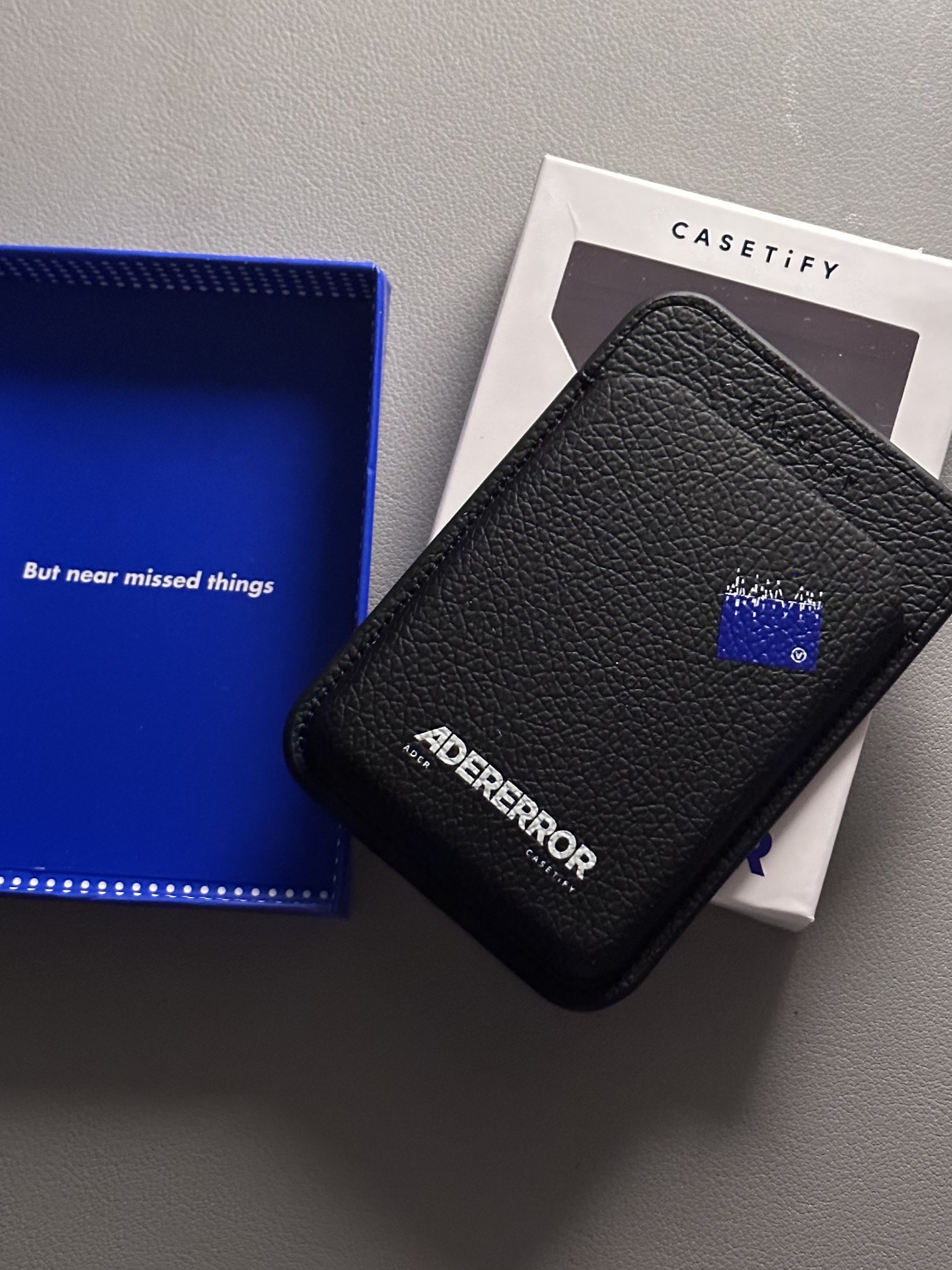 Casetify x Ader Error Magsafe Wallet Noir 착용 스타일 - 1
