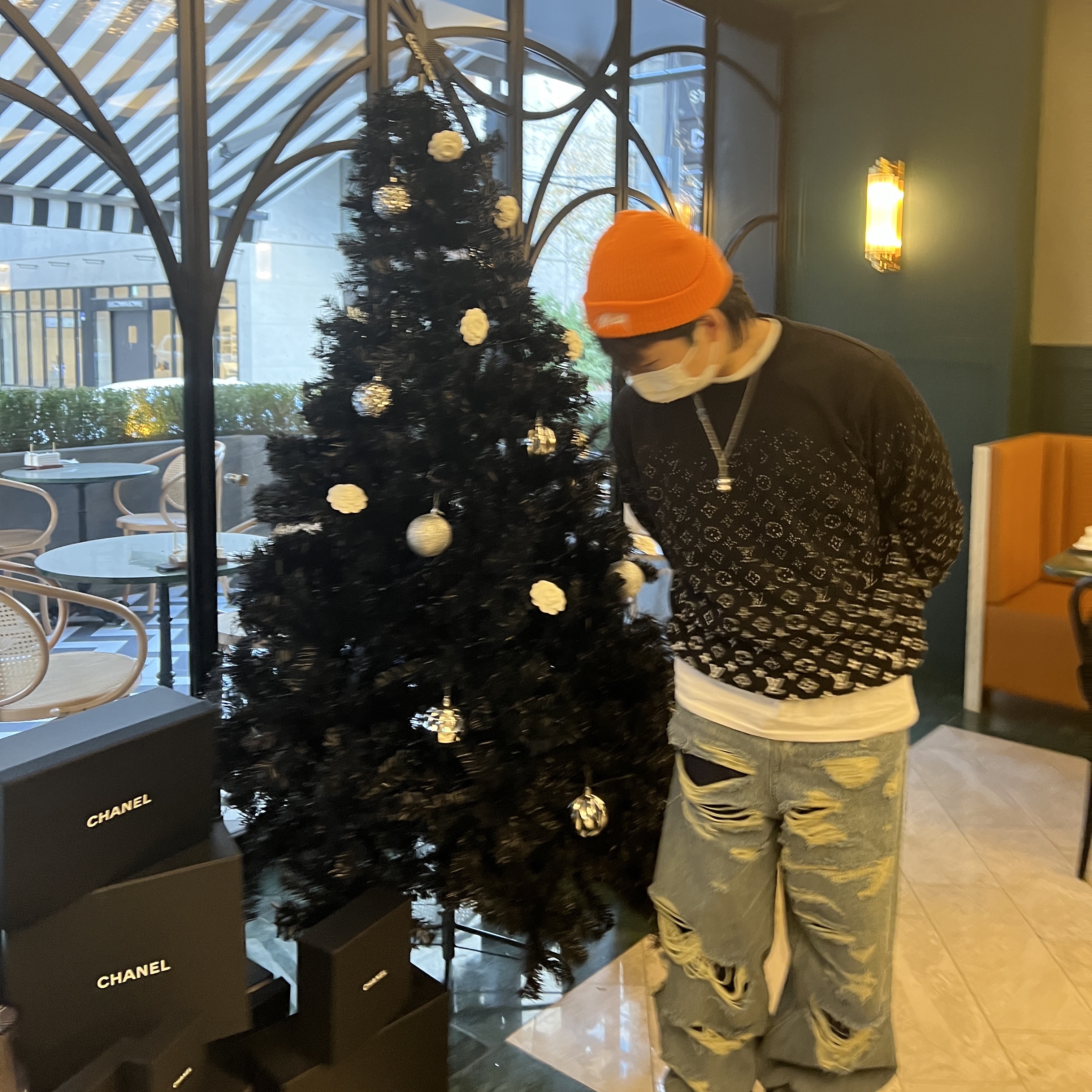 Stussy Basic Cuff Beanie Orange, Louis Vuitton LVSE Monogram Degrade Crewneck Black White 착용 스타일 - 3