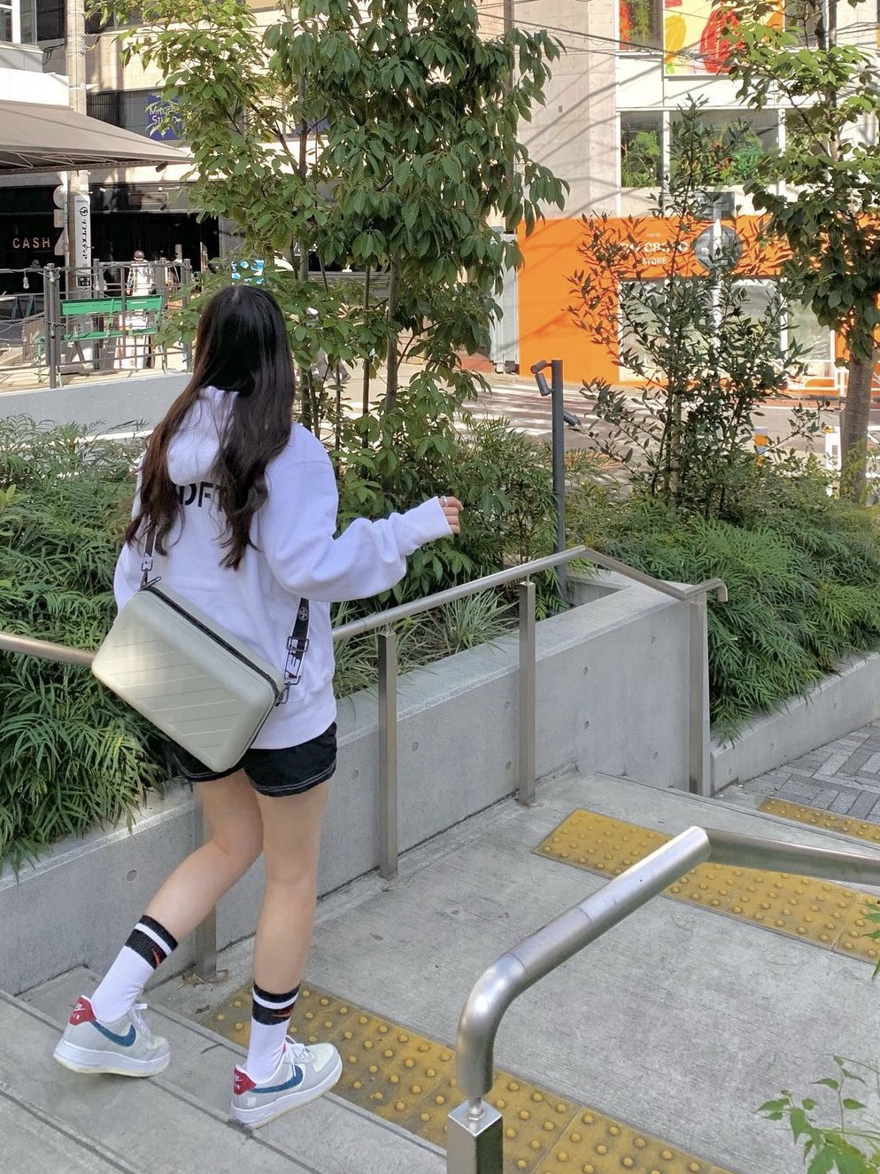 Off-White x Amore Pacific Protection Box (Without Cosmetics) 착용 스타일