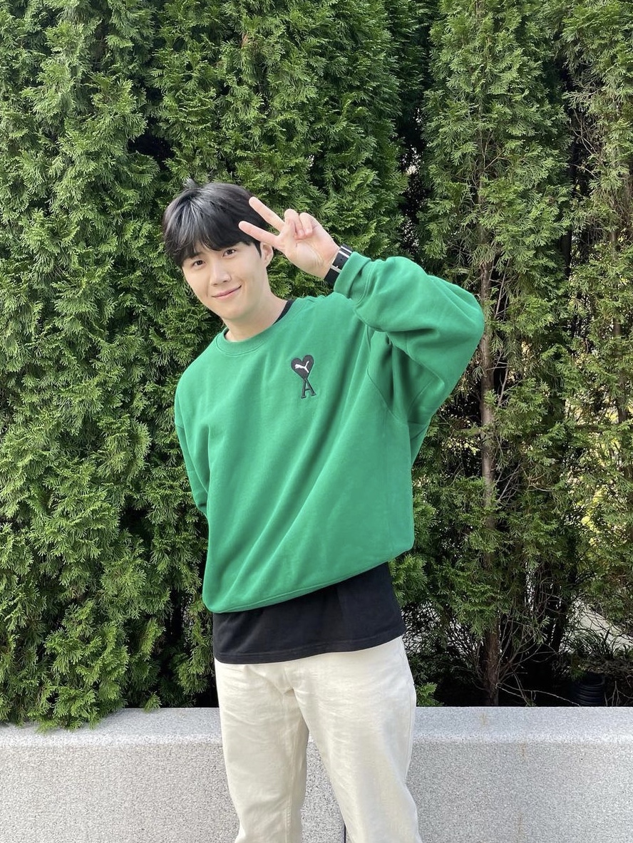 Puma x AMI Crewneck Sweatshirt Verdant Green 착용 스타일 - 2