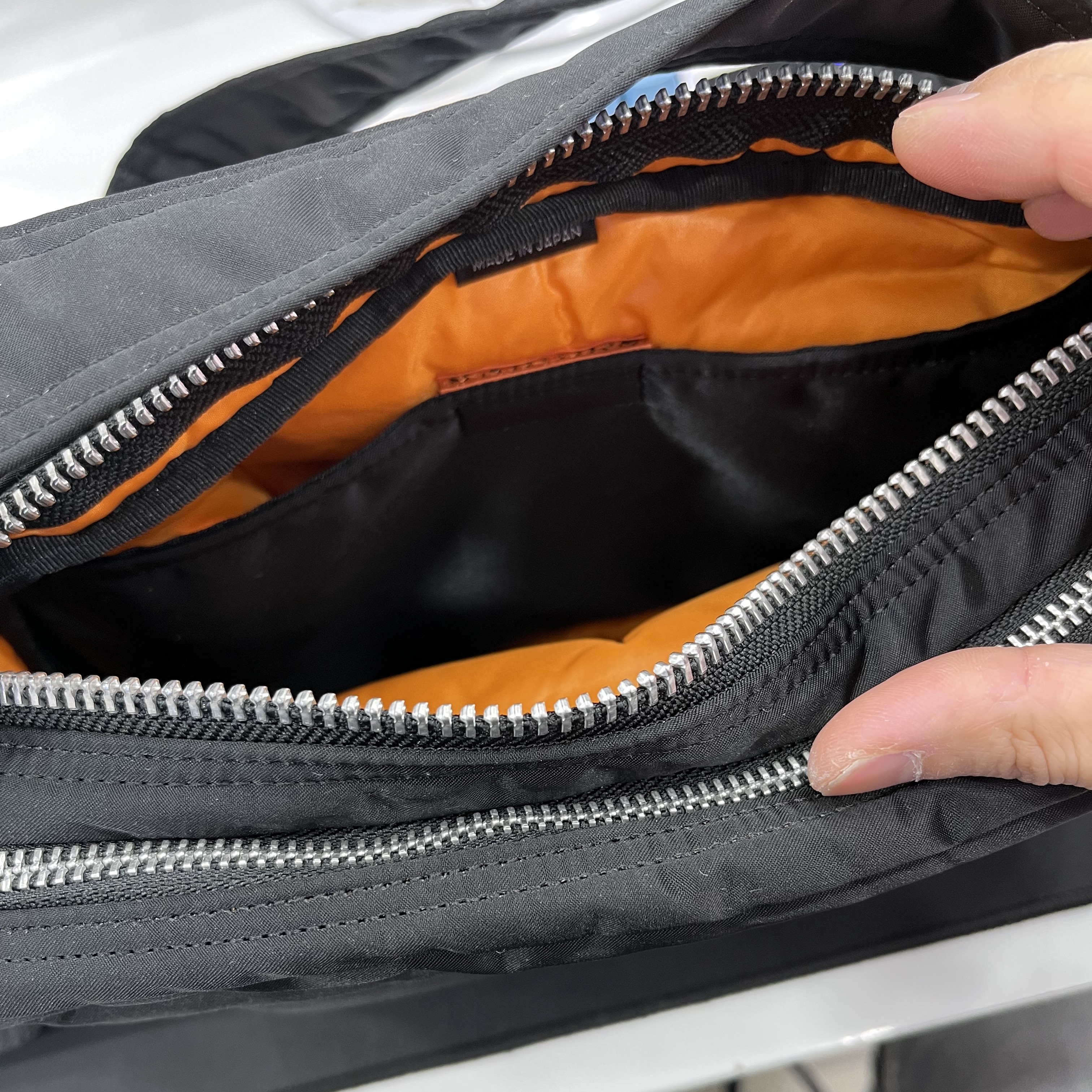 Porter Tanker Shoulder Bag S Black, Kaws Tokyo First Companion Flayed Keychain Grey 착용 스타일 - 2