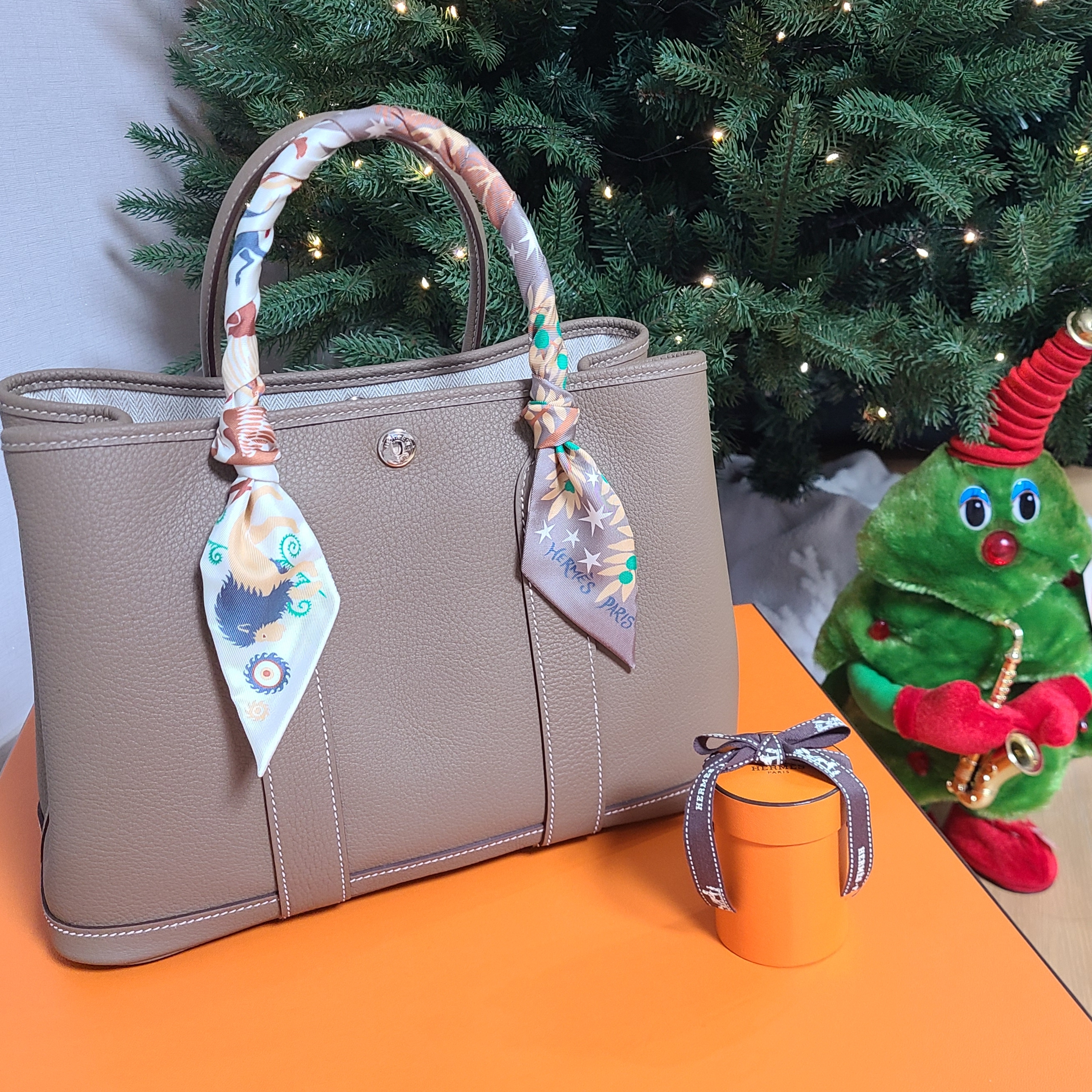 (W) Hermes Sous Le Charme D'Orphee Twilly Etoupe Creme Vert, Hermes Garden Party 30 Bag Negonda & Palladium Etoupe 착용 스타일