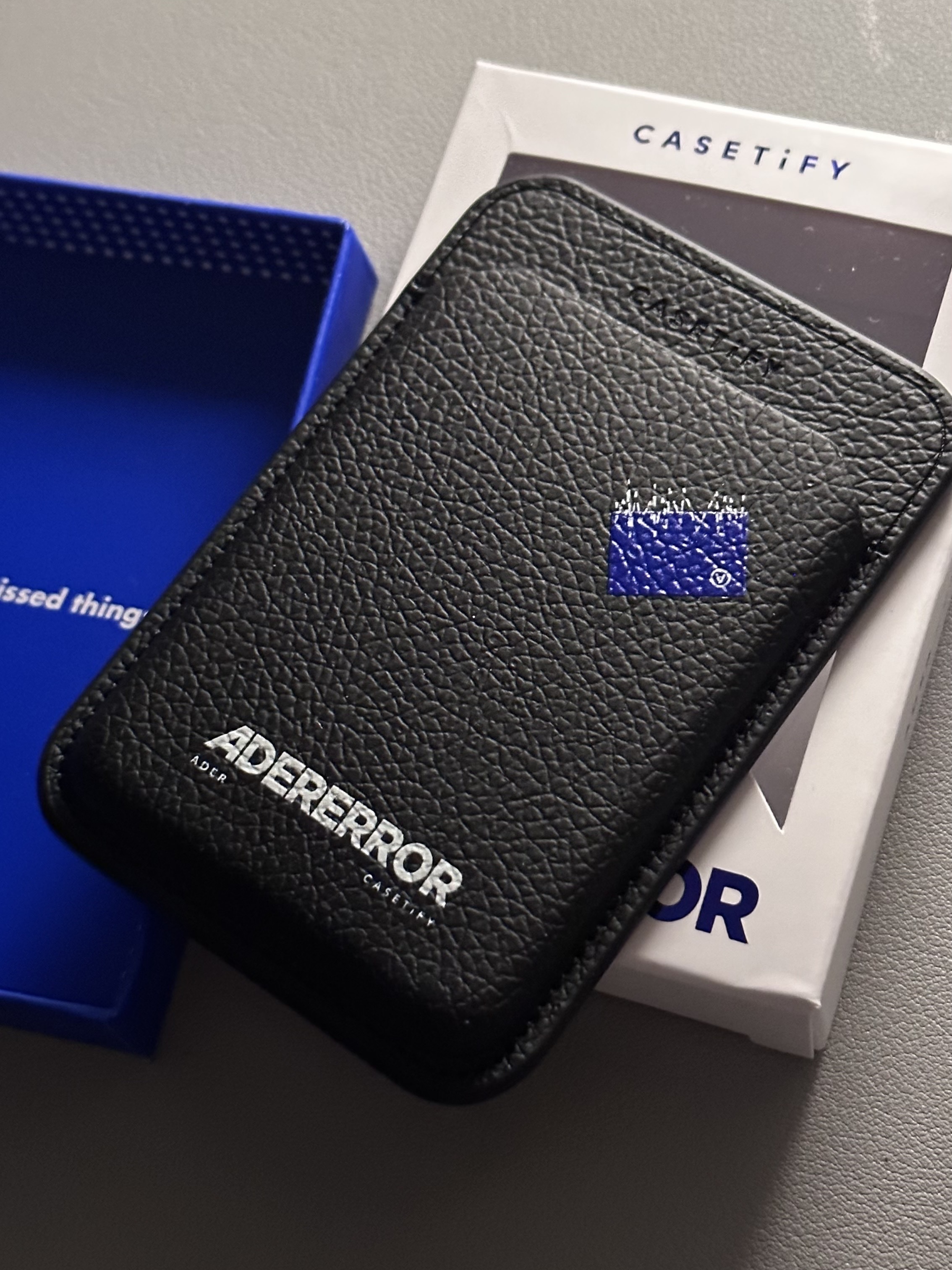 Casetify x Ader Error Magsafe Wallet Noir 착용 스타일 - 2