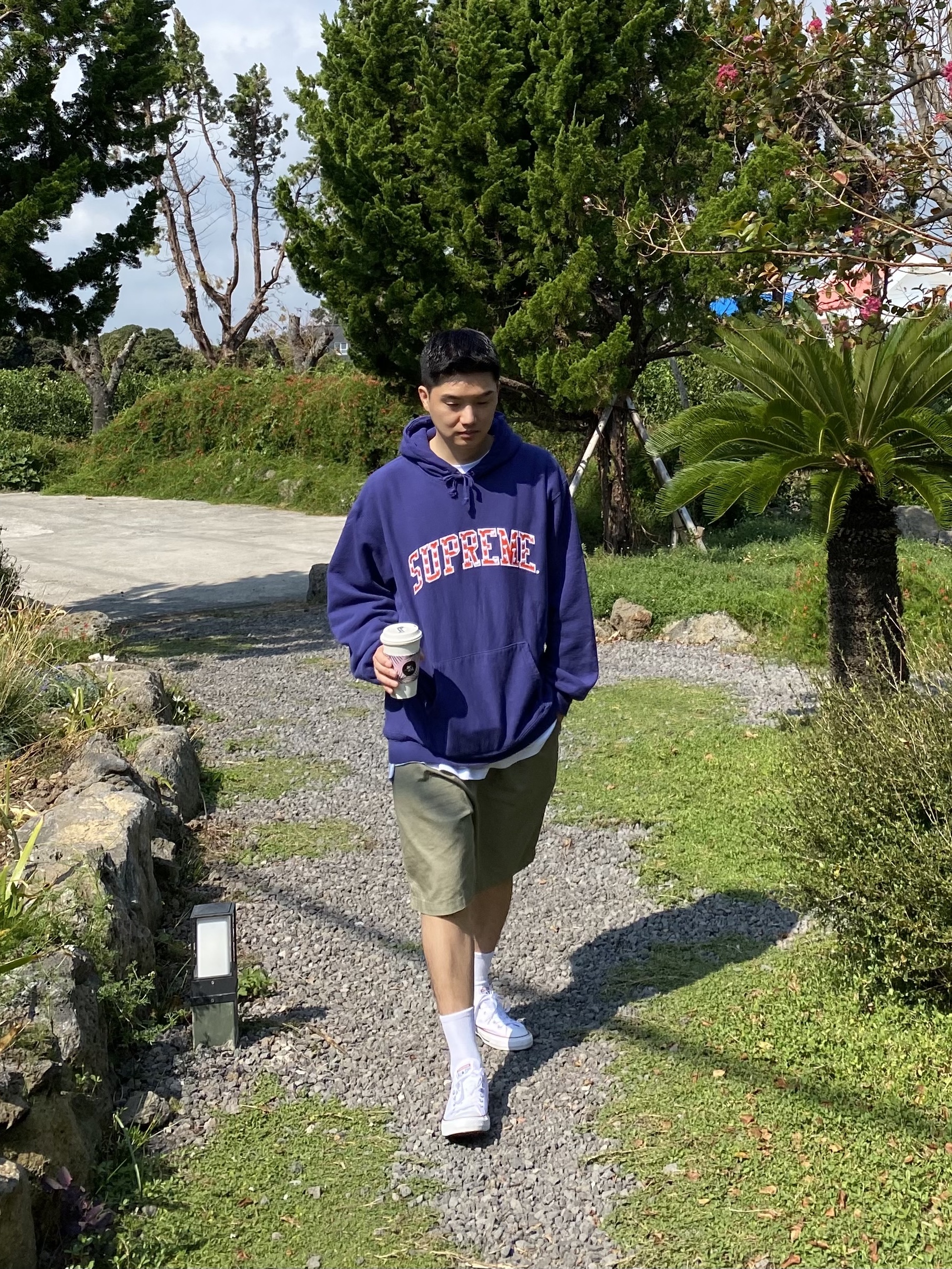 Supreme Hearts Arc Hooded Sweatshirt Washed Navy - 21SS, Converse Chuck Taylor All Star Ox Optical White 착용 스타일
