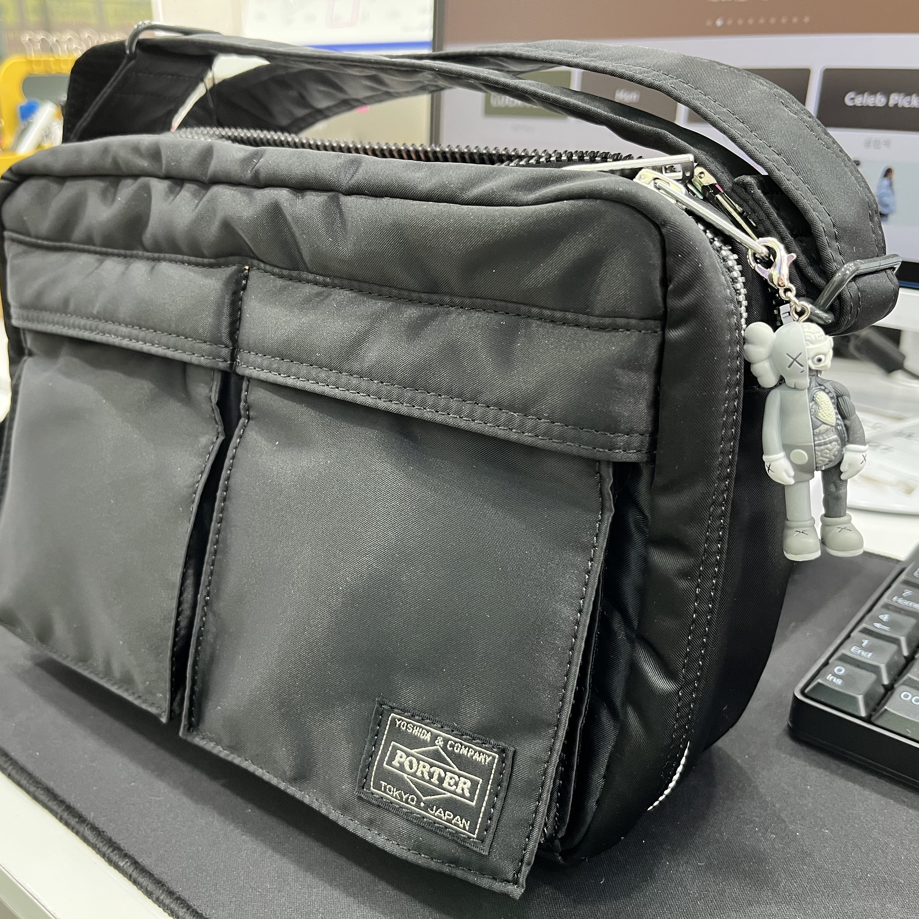 Porter Tanker Shoulder Bag S Black, Kaws Tokyo First Companion Flayed Keychain Grey 착용 스타일 - 1