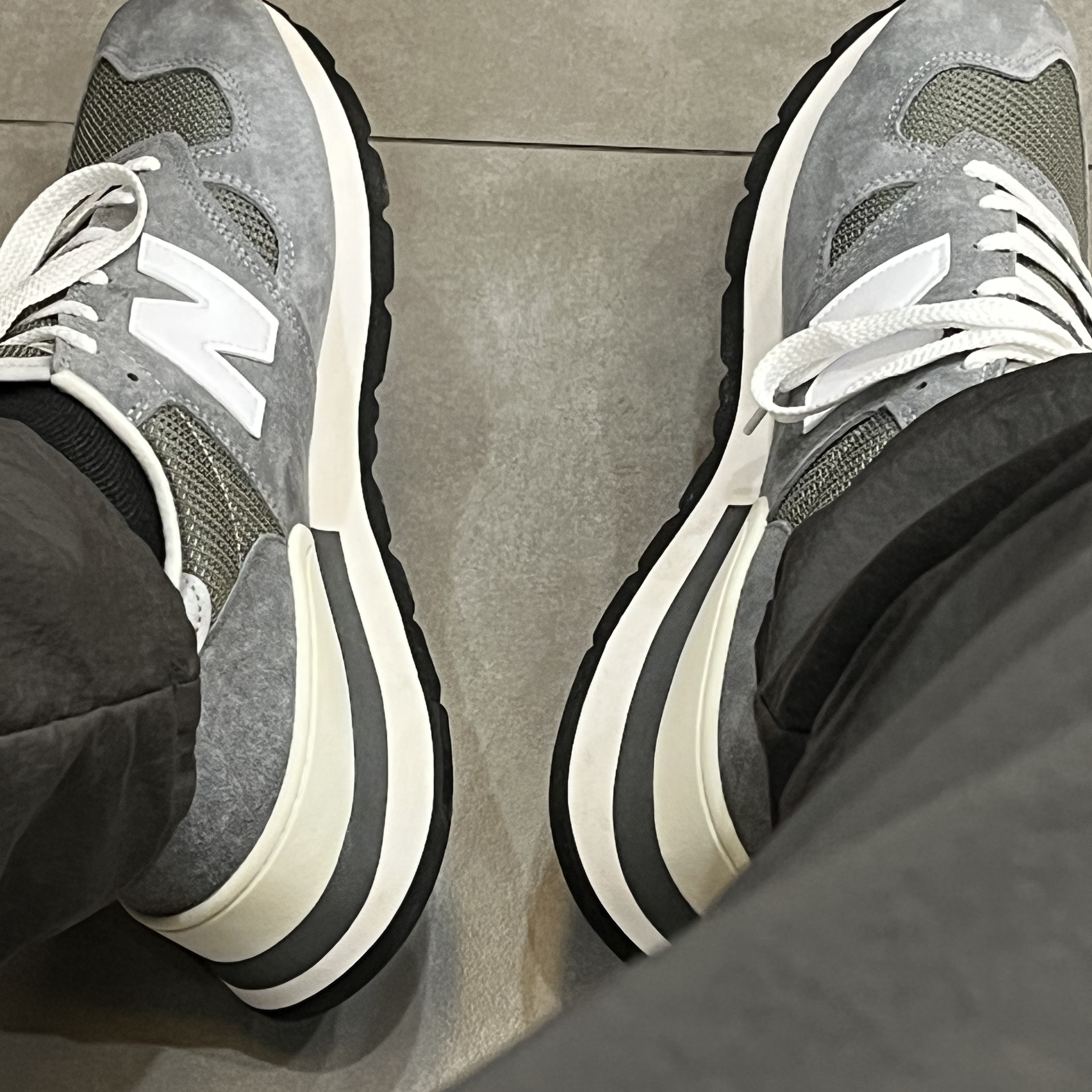 New Balance 990v1 Made in USA Grey White 착용 스타일