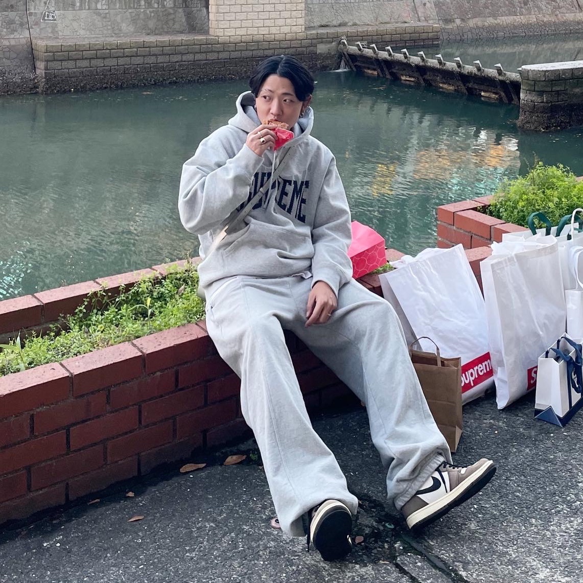 Supreme Rhinestone Shadow Hooded Sweatshirt Heather Grey - 22FW, Jordan 1 x Travis Scott Retro High OG SP Mocha 착용 스타일 - 1