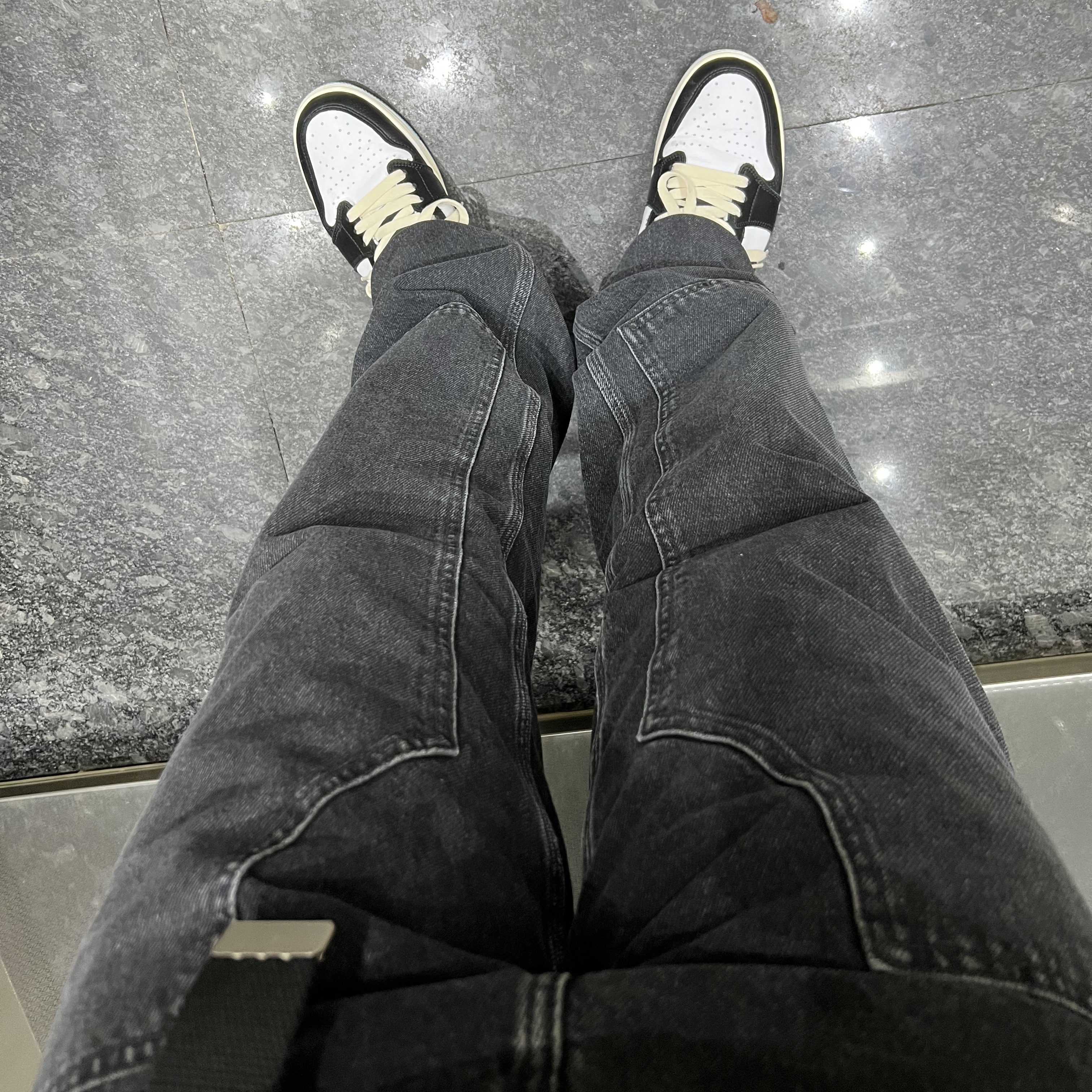 Jordan 1 Retro Low OG Black and Dark Powder Blue 착용 스타일 - 2