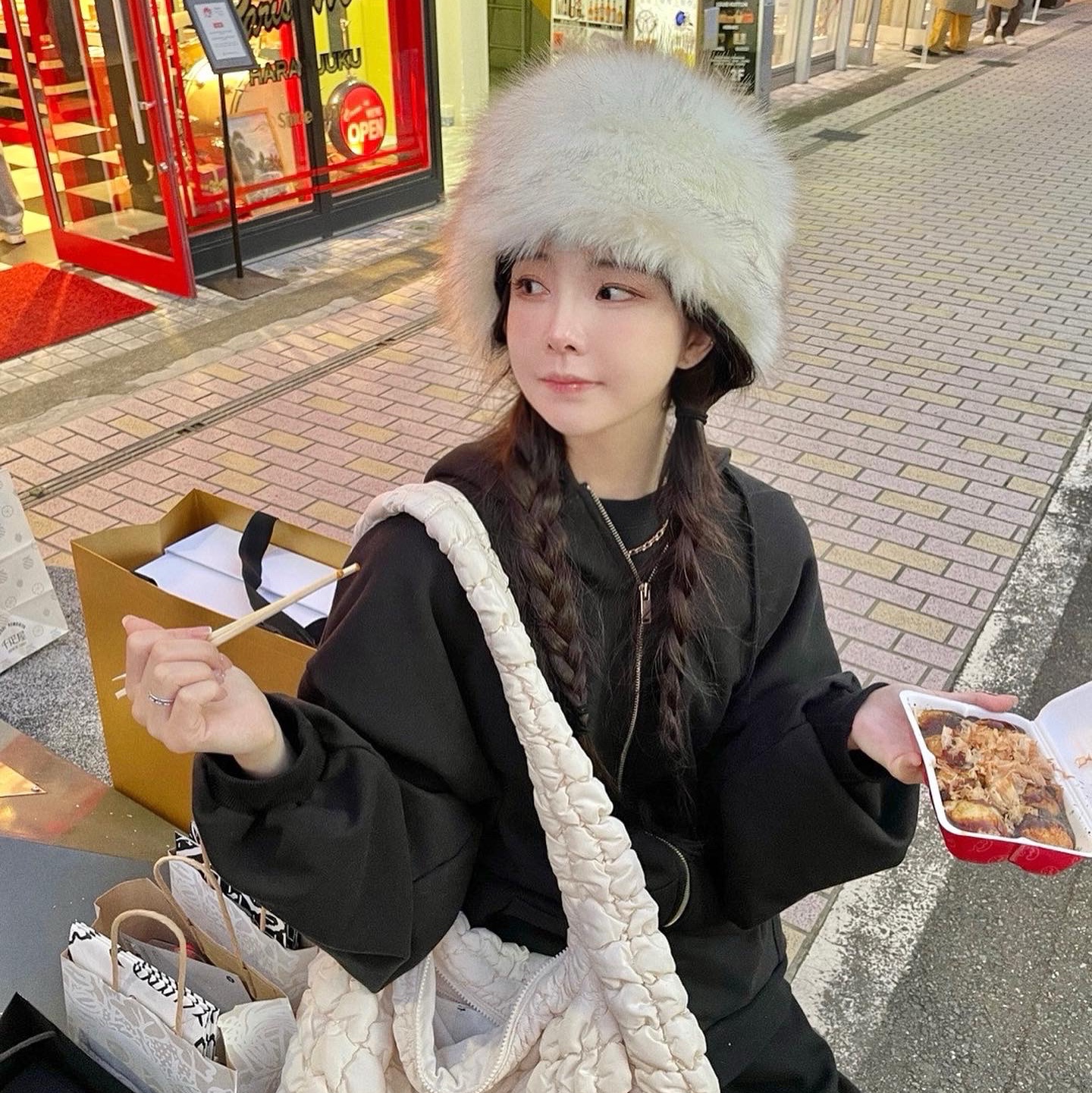 COS Quilted Oversized Shoulder Bag Off White Light Beige 착용 스타일 - 1