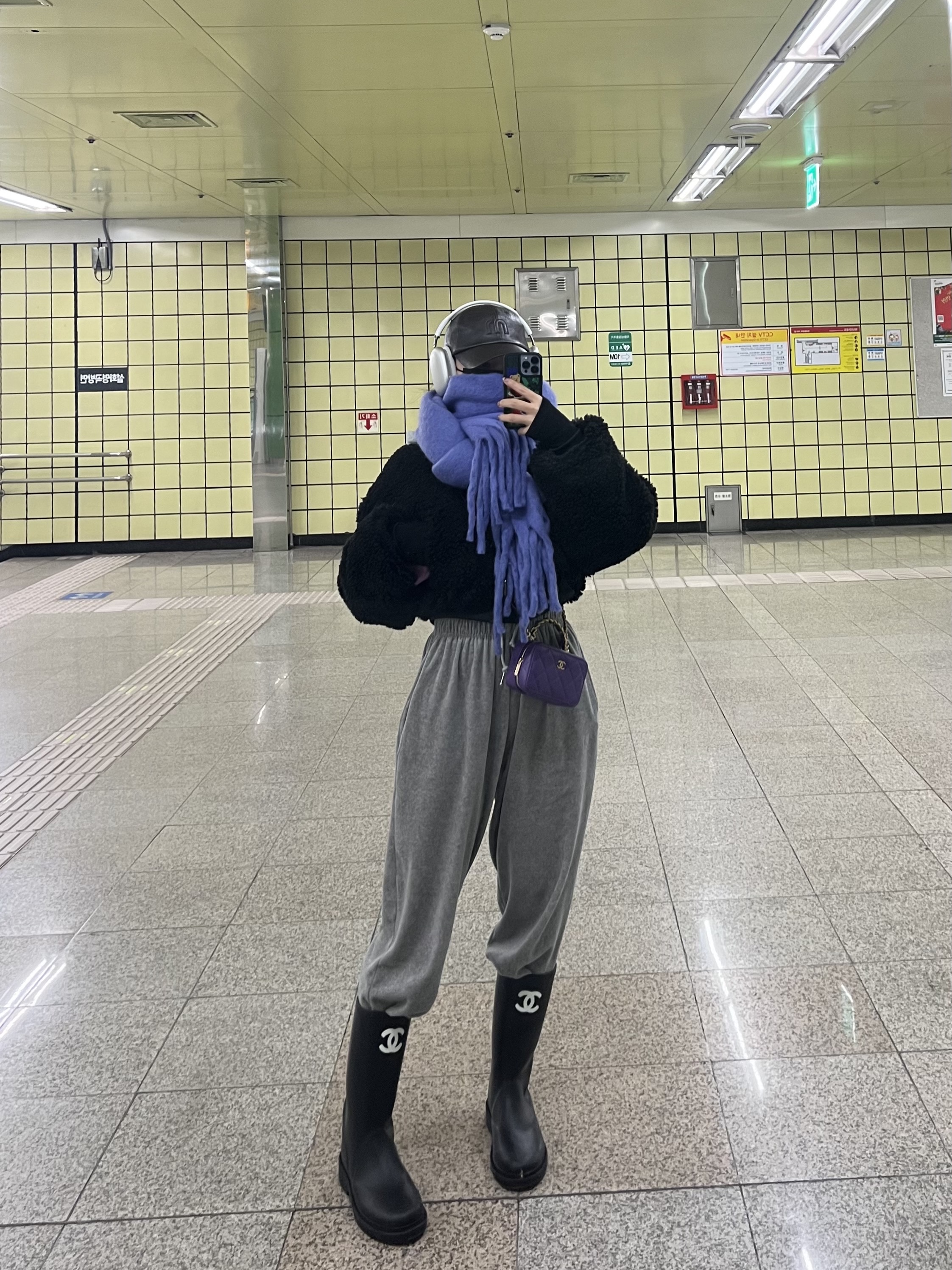 (W) Chanel Boots Caoutchouc & Black, Apple AirPods Max Lightning Silver (Korean Ver.) 착용 스타일 - 1